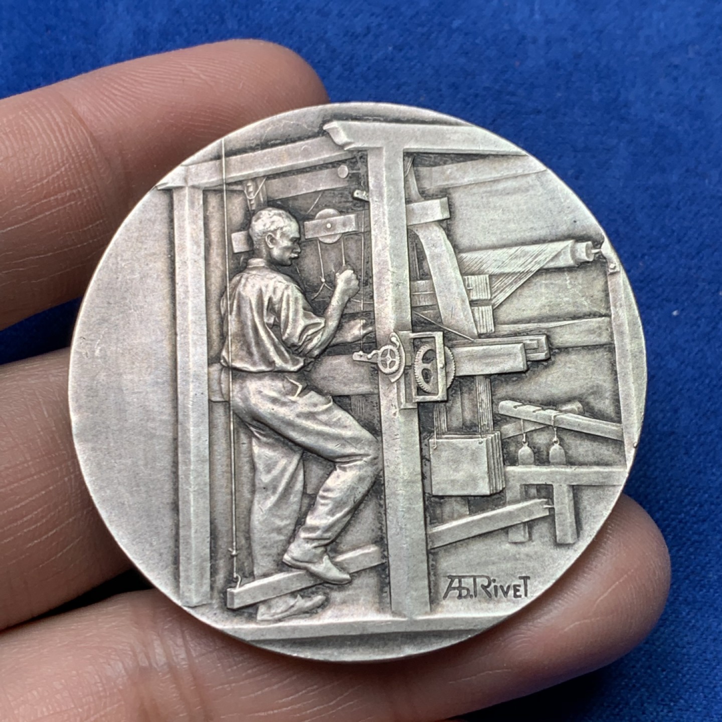 《竞宝斋》三少爷老婆本专场-第156场 (全场包邮) 法国1933年纺织和服装材料联盟工会大银章，菱形+ARGENT边铭，直径50mm，重量48.76g