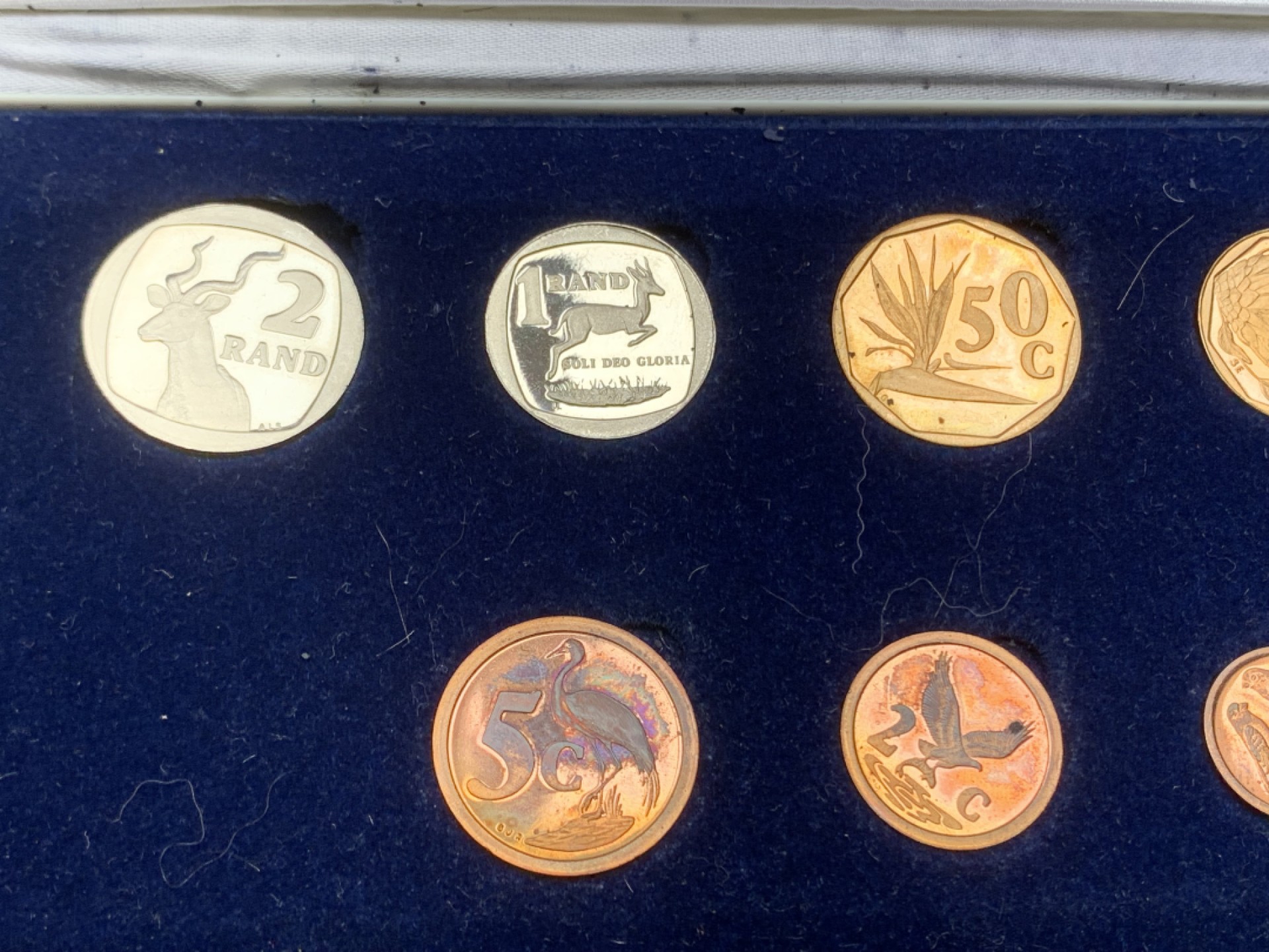 《竞宝斋》三少爷老婆本专场-第156场 (全场包邮) 南非1993年精制币8枚套，带原盒。盒子损坏了，后部突出俩针，小心扎手