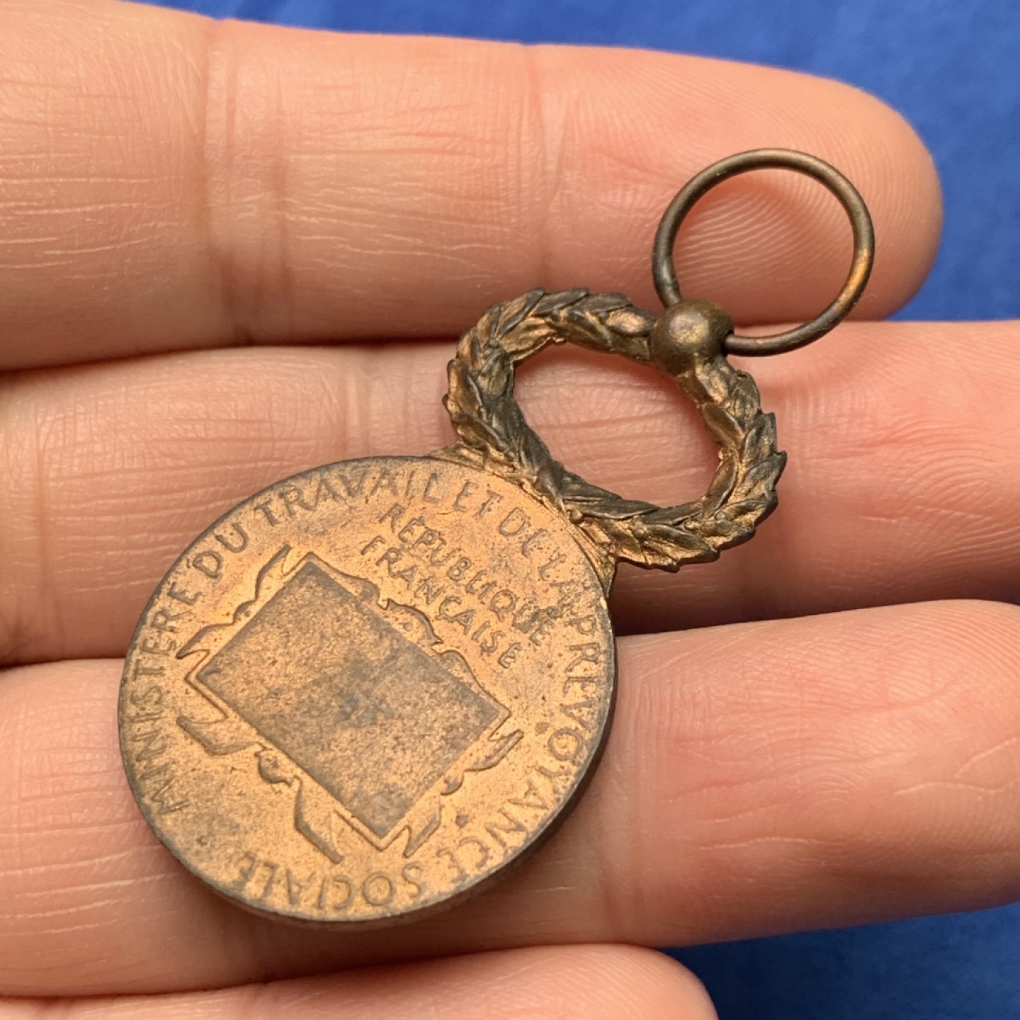 《竞宝斋》三少爷老婆本专场-第156场 (全场包邮) 法国铜质勋章，圆形部分直径27mm