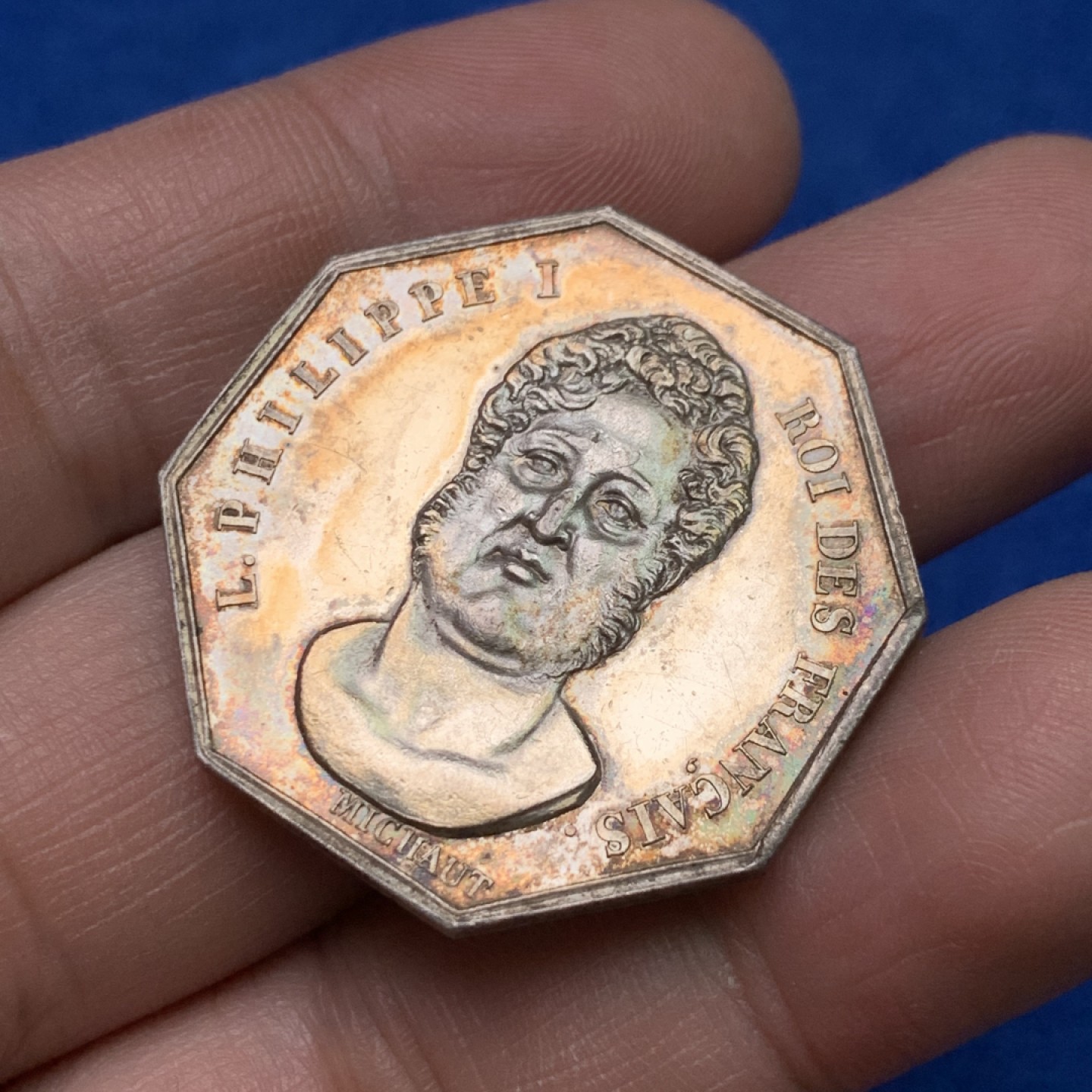 《竞宝斋》三少爷老婆本专场-第156场 (全场包邮) 法国19世纪少见菲利普一世国王正面头像凡尔赛区公证人协会八角代用银币，油灯边铭，对边直径33mm，重量14.6g。UNC好品相