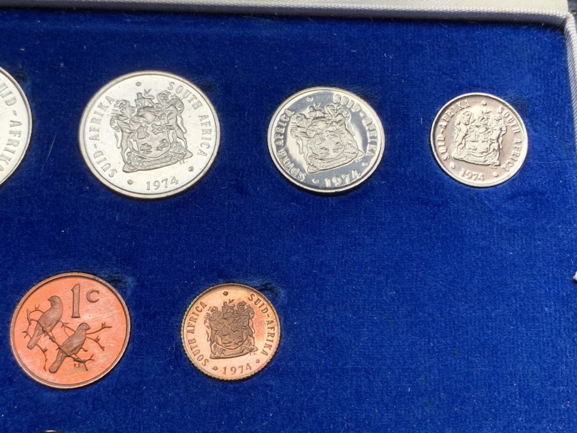 《竞宝斋》三少爷老婆本专场-第156场 (全场包邮) 南非1974年8枚套，带原盒，其中1兰特为银币，800银，直径32.6mm，重量15g