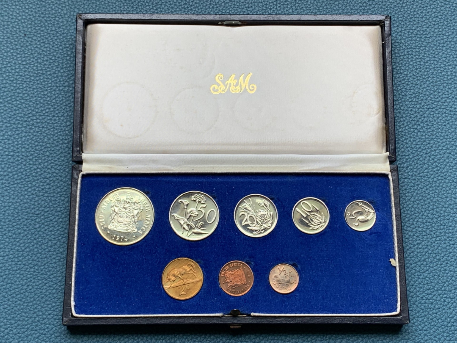 《竞宝斋》三少爷老婆本专场-第156场 (全场包邮) 南非1974年8枚套，带原盒，其中1兰特为银币，800银，直径32.6mm，重量15g