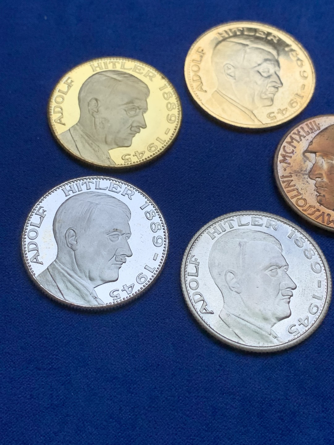 《竞宝斋》三少爷老婆本专场-第156场 (全场包邮) 元首头像纪念章5枚。普制镀金、精制镀金、普制镀银、精制镀银各一枚，另有一枚少见的元首和墨索里尼的