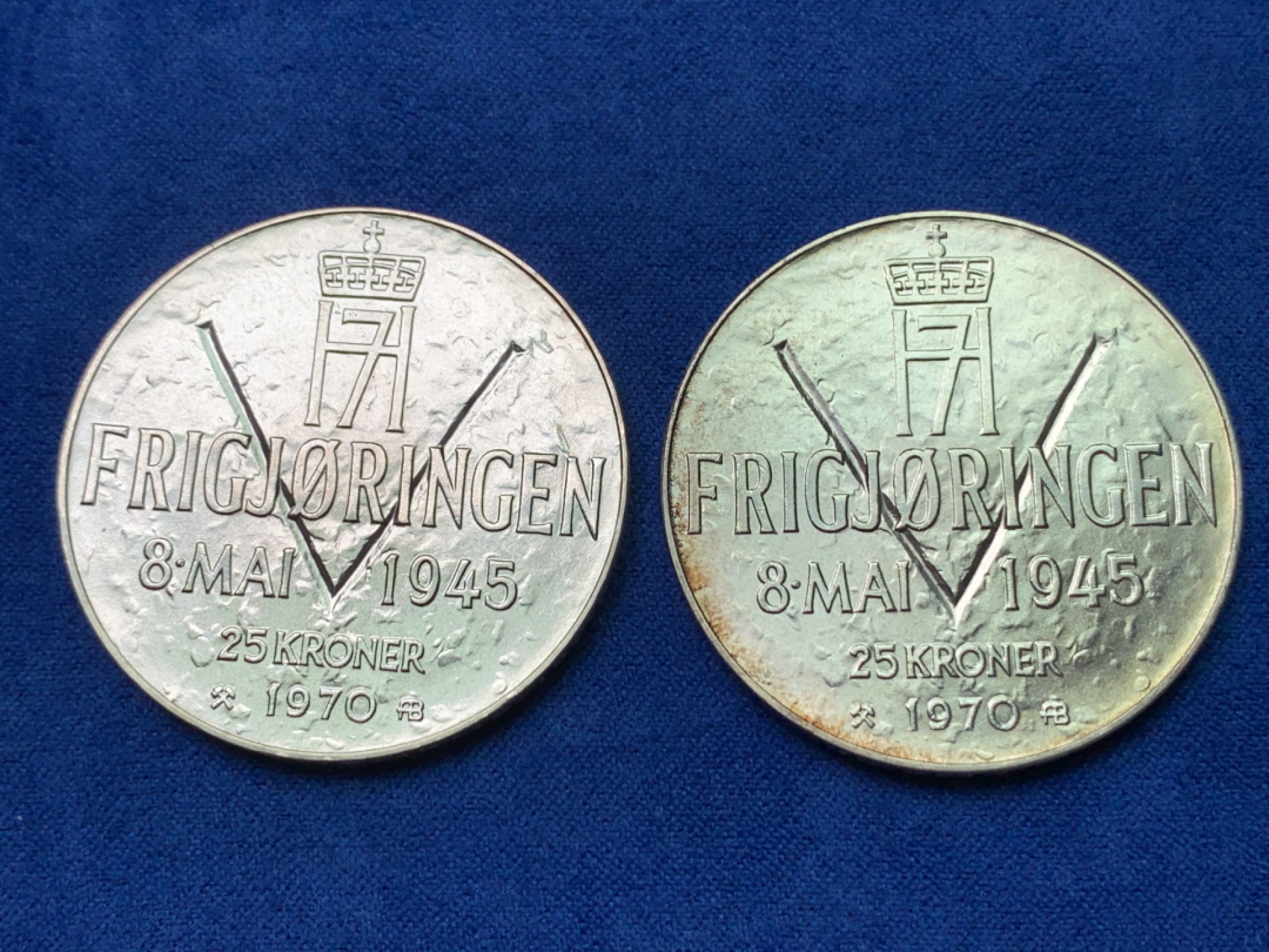《竞宝斋》三少爷老婆本专场-第156场 (全场包邮) 挪威1970年二战胜利25周年纪念25克朗大银币一对，原光和淡金包浆各一枚。875银，直径39mm，重量29g