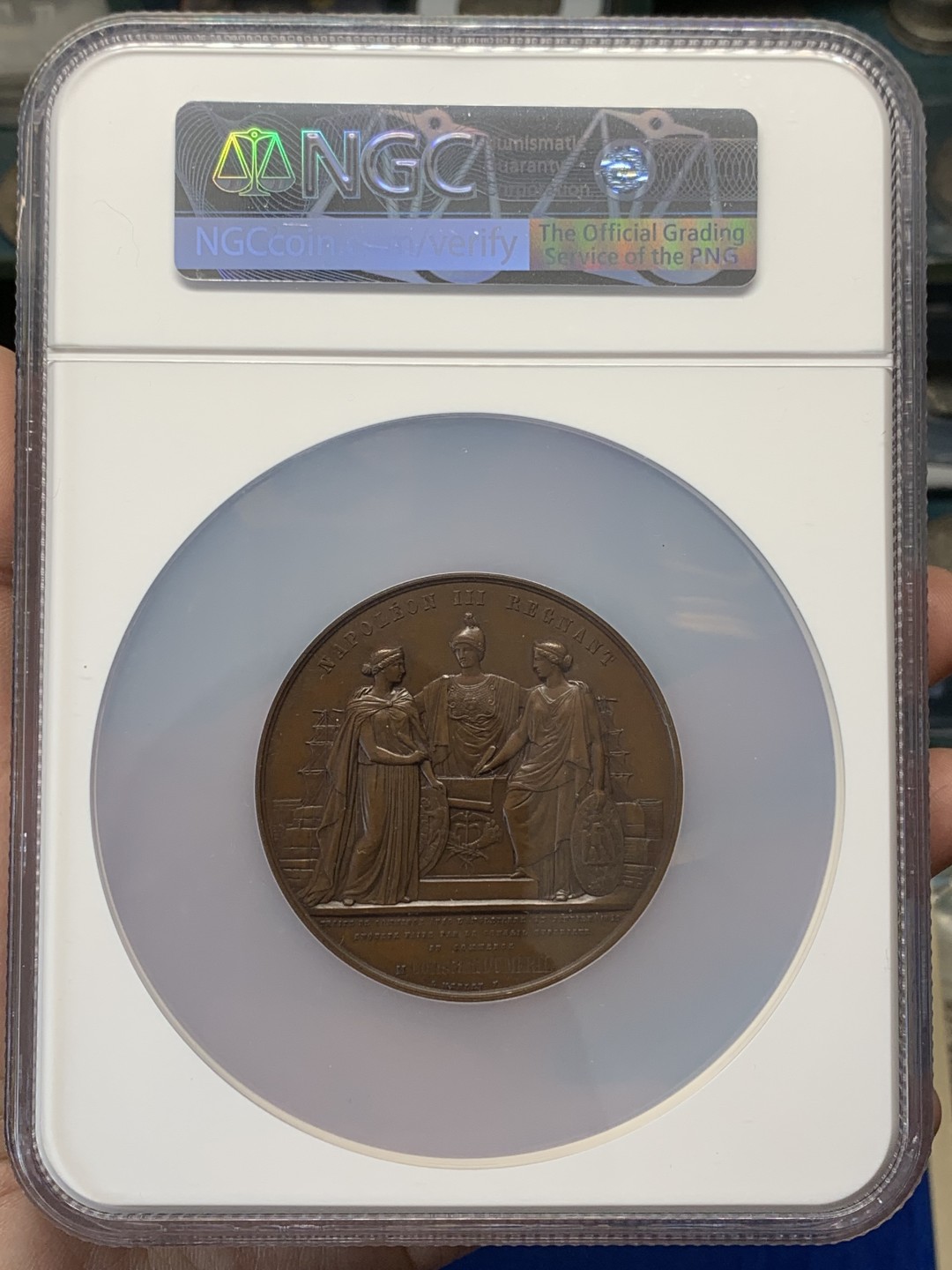 《竞宝斋》三少爷老婆本专场-第156场 (全场包邮) NGC MS64BN 法国1860年《英法条约》签定纪念拿破仑三世国王头像大铜章，NGC加大加厚盒。1860年英、法《柯布敦－舍瓦利埃条约》（又名《英法条约》）签订，根据该条约，英国同意废除所有制成品的关税，把对白兰地征收的饿关税减低到殖民地产品的水平，并降低葡萄酒的进口税。这使法国获利最大。法国方面降低英国煤炭、焦炭、条铁、生铁、钢、机器、工具、纱线、大麻及亚麻制品的关税，在1864年10月1日