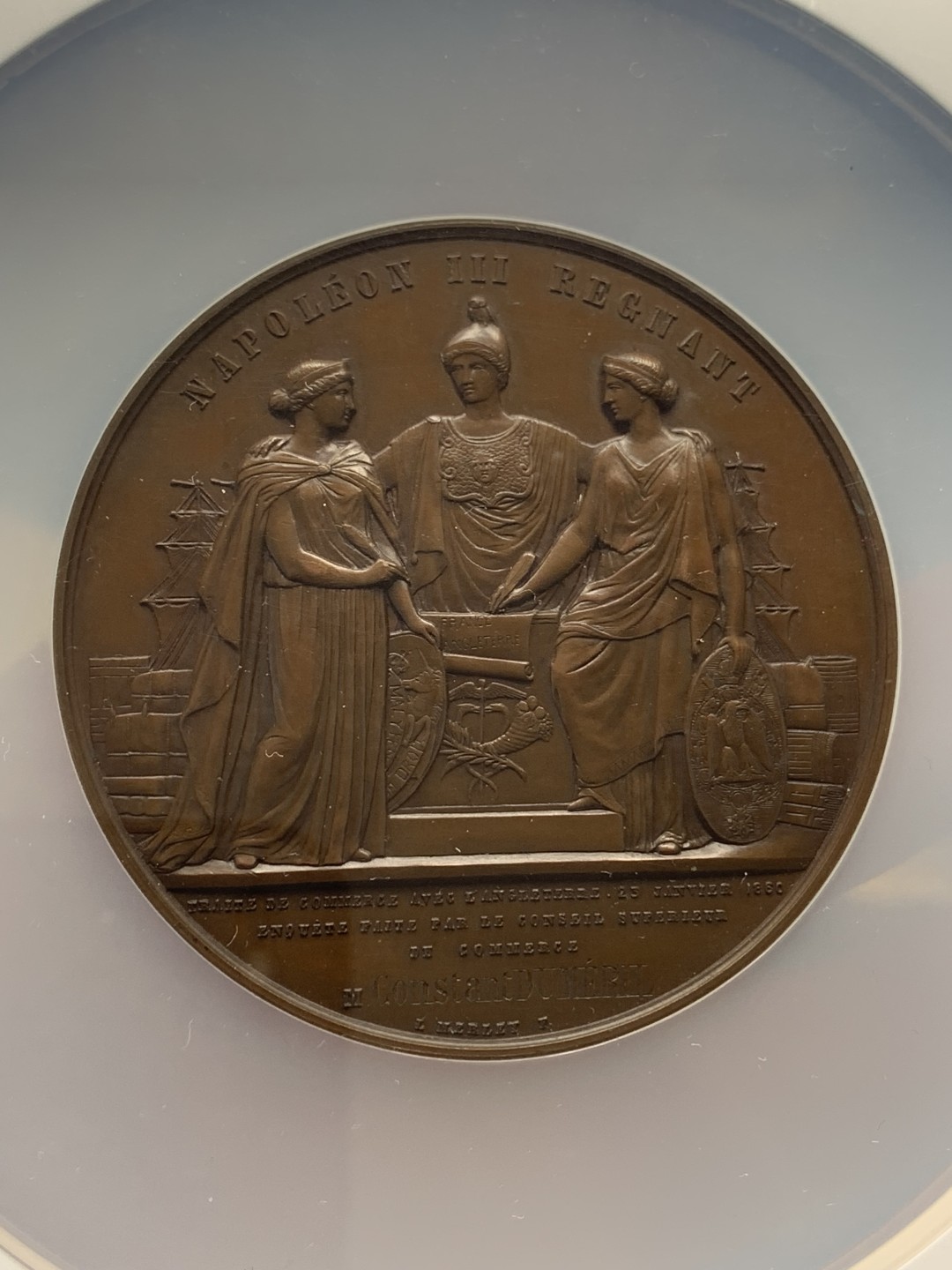 《竞宝斋》三少爷老婆本专场-第156场 (全场包邮) NGC MS64BN 法国1860年《英法条约》签定纪念拿破仑三世国王头像大铜章，NGC加大加厚盒。1860年英、法《柯布敦－舍瓦利埃条约》（又名《英法条约》）签订，根据该条约，英国同意废除所有制成品的关税，把对白兰地征收的饿关税减低到殖民地产品的水平，并降低葡萄酒的进口税。这使法国获利最大。法国方面降低英国煤炭、焦炭、条铁、生铁、钢、机器、工具、纱线、大麻及亚麻制品的关税，在1864年10月1日