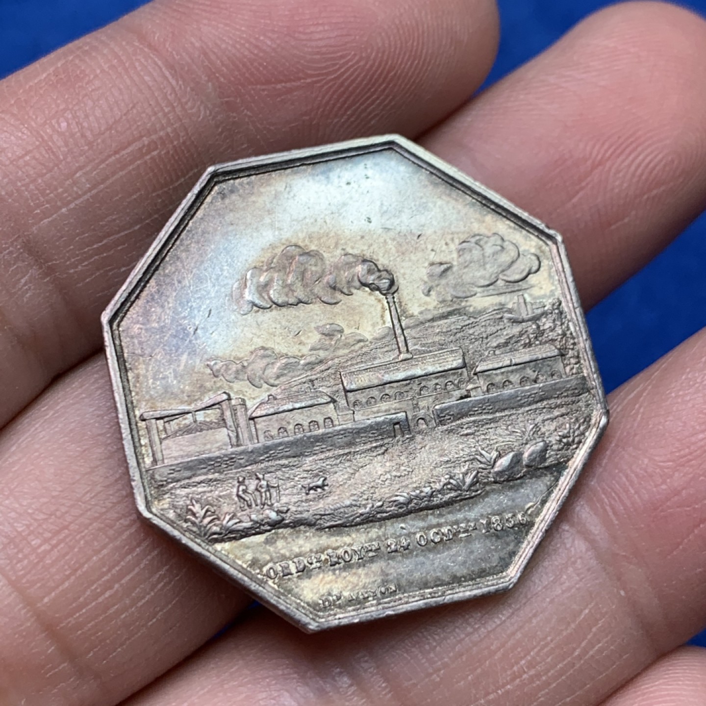 《竞宝斋》三少爷老婆本专场-第156场 (全场包邮) 法国1836年里昂气体照明公司八角代用银币，油灯边铭，对边直径31.5mm，重量15.34g。少见品种，UNC好品相