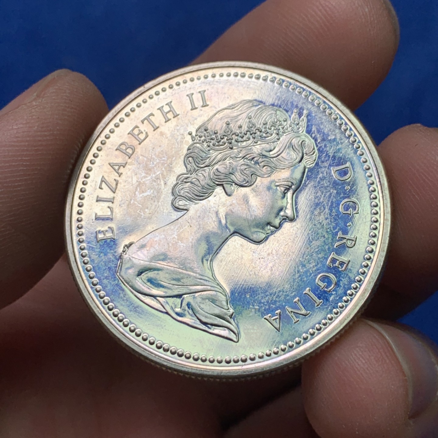 《竞宝斋》三少爷老婆本专场-第156场 (全场包邮) 加拿大1973年皇家骑警成立100周年纪念1元银币，漂亮的彩色包浆