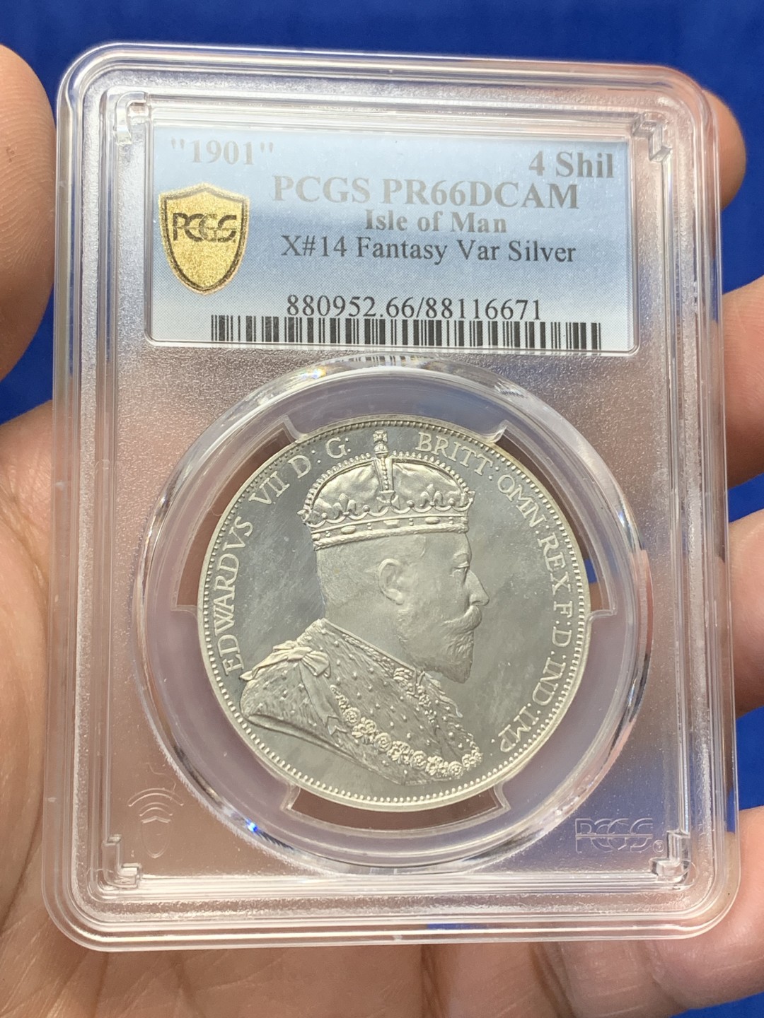 《竞宝斋》三少爷老婆本专场-第156场 (全场包邮) PCGS金盾 PR66DCAM 马恩岛“1901”年爱德华七世国王头像三条腿图案4先令精制大银币，后铸珍惜币。唯一亚军分，上面仅有一枚冠军分