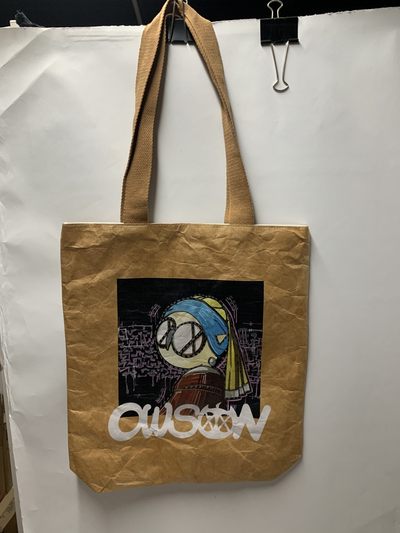 零元拍：展会热卖款，歪歪 OWSON系列杜邦纸手提袋  复古牛皮色防水洗杜邦环保潮流手袋《戴珍珠耳环的少女》，尺寸约35/38.5CM。 - 零元拍：展会热卖款，歪歪 OWSON系列杜邦纸手提袋  复古牛皮色防水洗杜邦环保潮流手袋《戴珍珠耳环的少女》，尺寸约35/38.5CM。