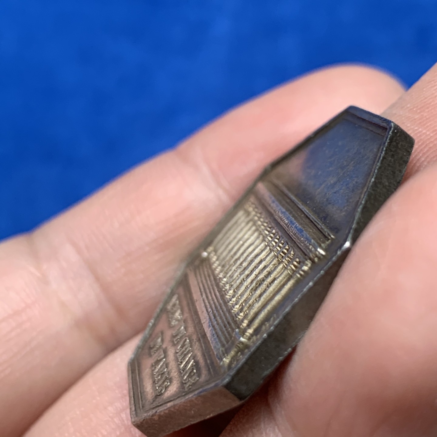 《竞宝斋》三少爷老婆本专场-第156场 (全场包邮) 法国1821年路易十八国王头像巴黎证券交易所八角代用银币，早期无边铭，对边直径33mm，重量16.85g。少见品种