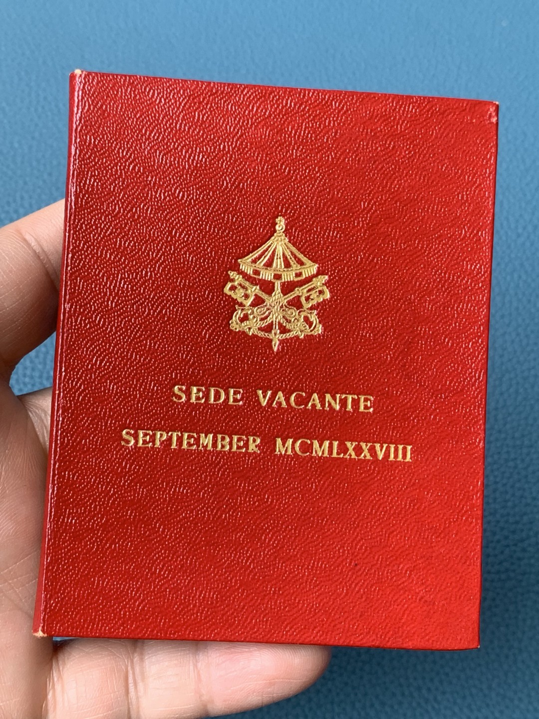 《竞宝斋》三少爷老婆本专场-第156场 (全场包邮) 梵蒂冈1978年教皇缺位500里拉银币，带小红册