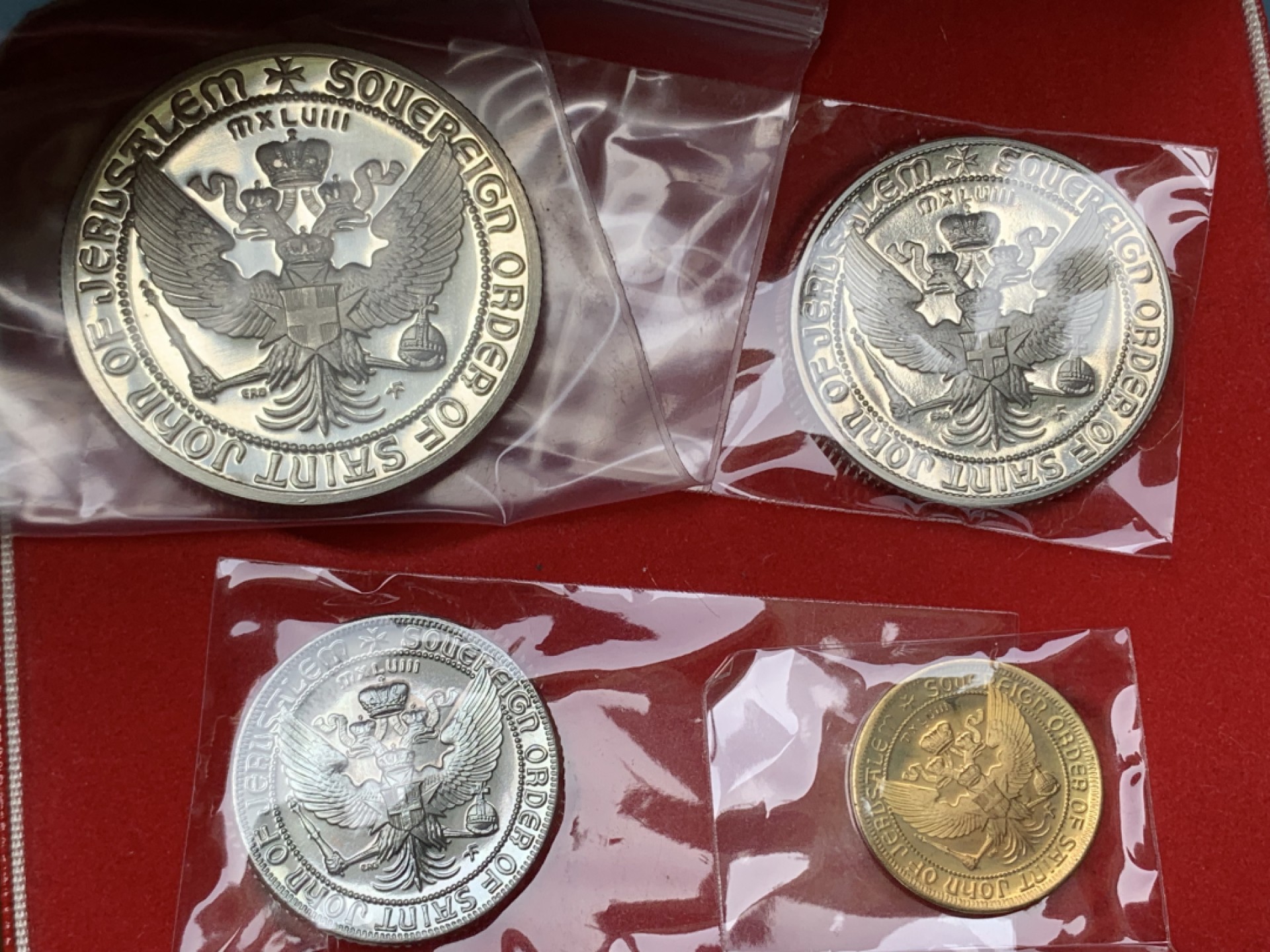 《竞宝斋》三少爷老婆本专场-第156场 (全场包邮) 马耳他1965年圣约翰骑士团大围攻胜利400周年纪念精制币4枚套，带原盒。1铜币2镍币1银币，其中，1泽奇诺为银币