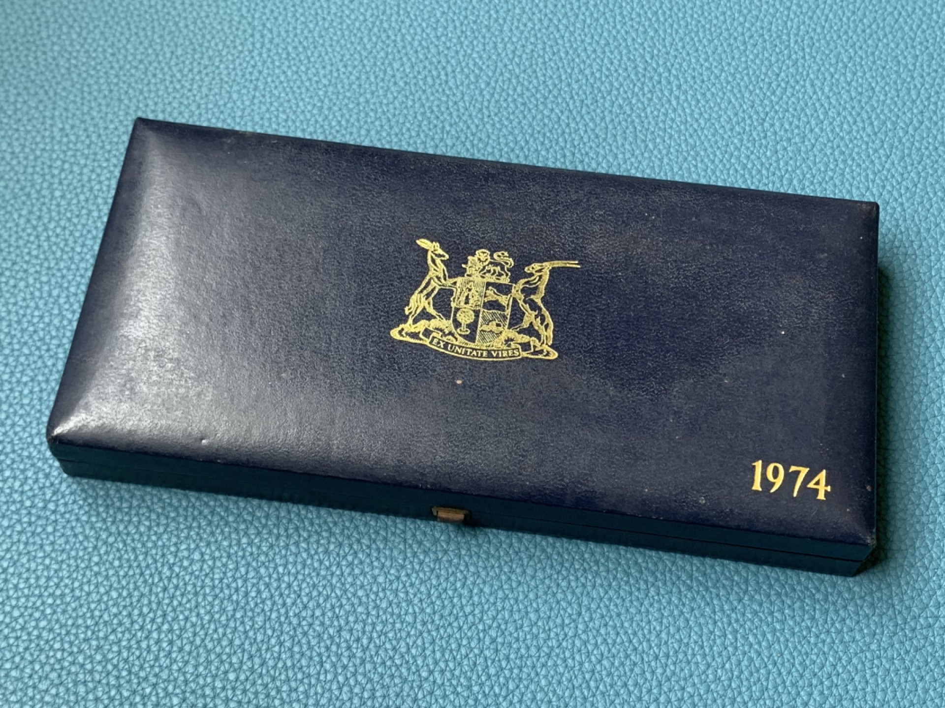 《竞宝斋》三少爷老婆本专场-第156场 (全场包邮) 南非1974年8枚套，带原盒，其中1兰特为银币，800银，直径32.6mm，重量15g