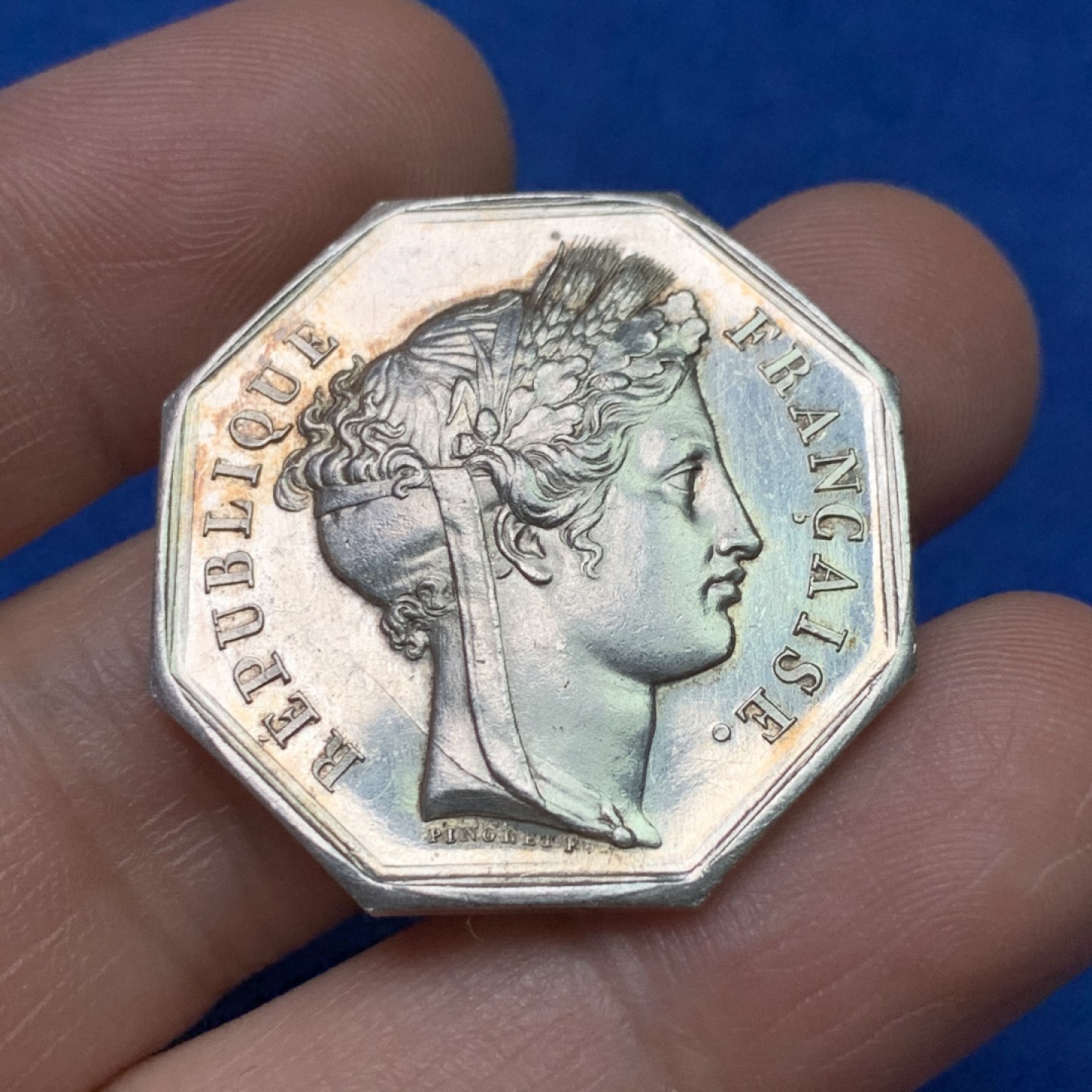 《竞宝斋》三少爷老婆本专场-第156场 (全场包邮) 法国19世纪谷物女神头像公证人八角代用银币，蜜蜂+ARGENT边铭，对边直径31.5mm，重量13.58g