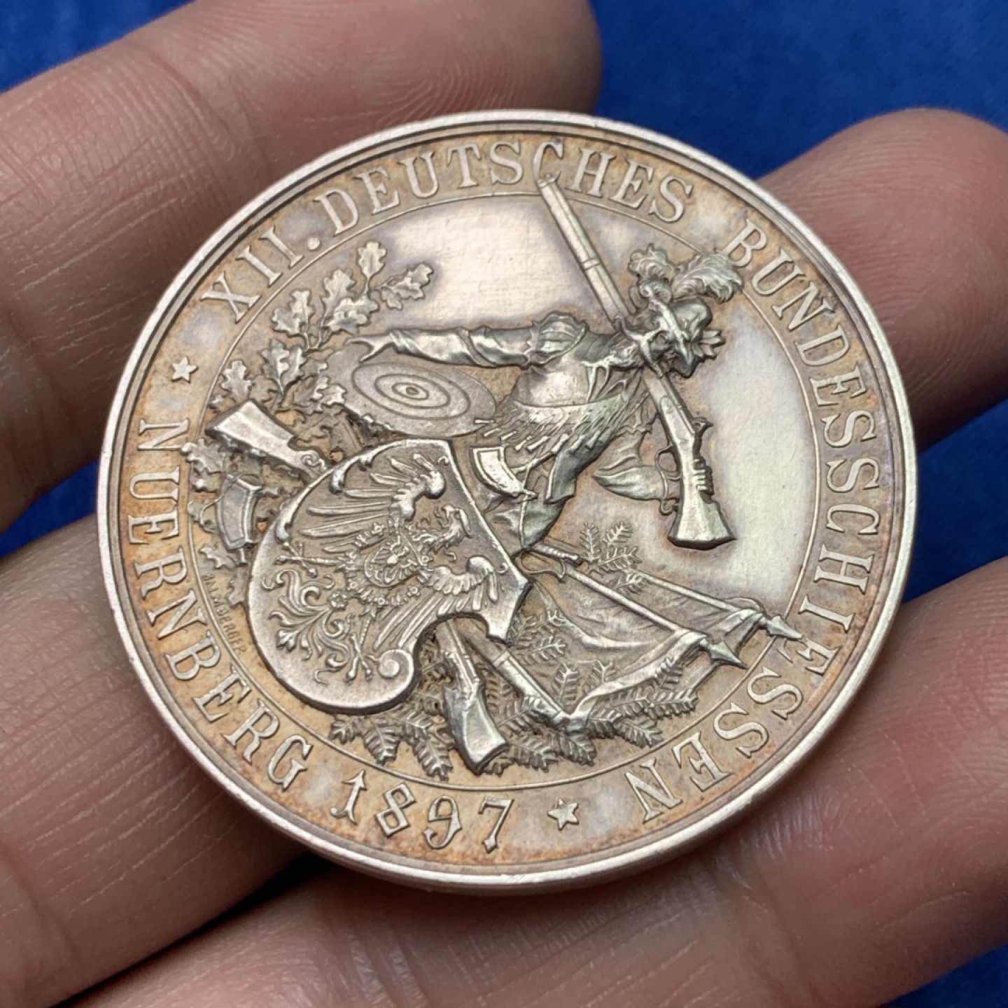 《竞宝斋》三少爷老婆本专场-第156场 (全场包邮) 瑞士1897年纽伦堡德意志联邦射击节大银章，光边，直径40.5mm，重量29.6g