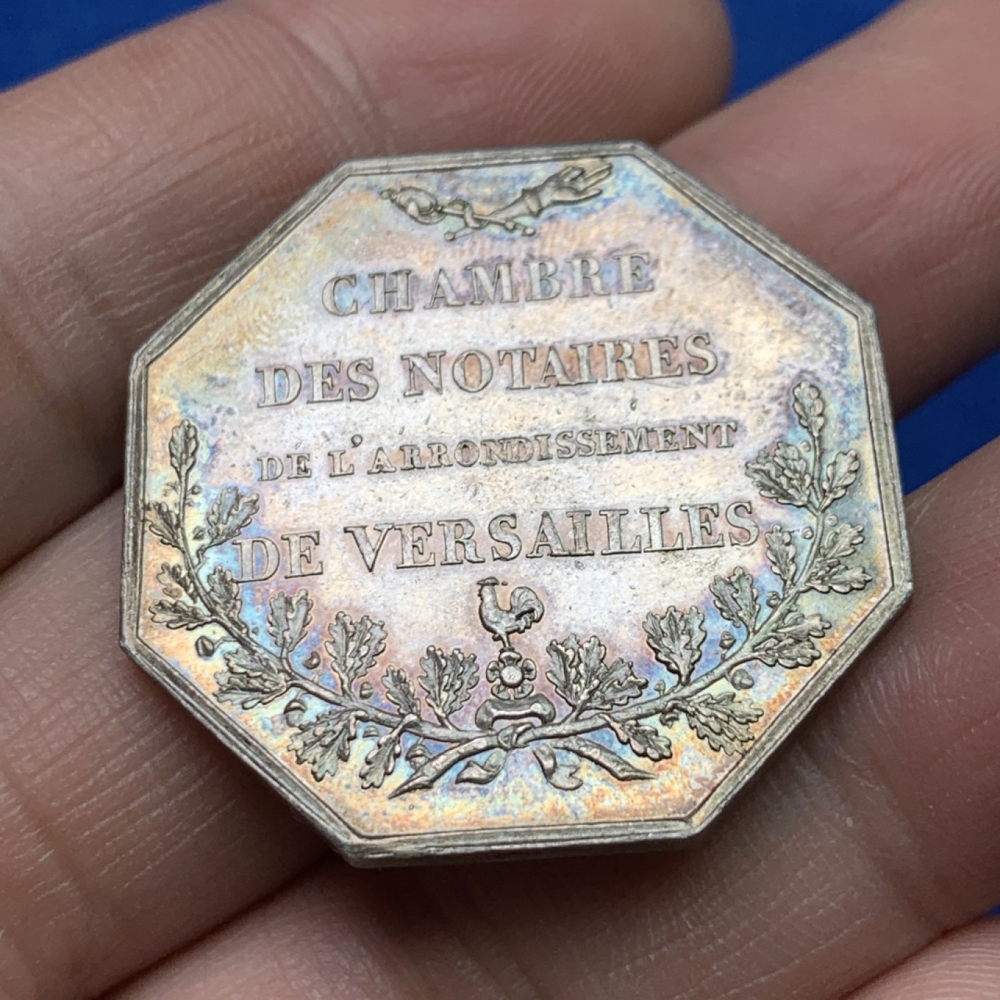 《竞宝斋》三少爷老婆本专场-第156场 (全场包邮) 法国19世纪少见菲利普一世国王正面头像凡尔赛区公证人协会八角代用银币，油灯边铭，对边直径33mm，重量14.6g。UNC好品相