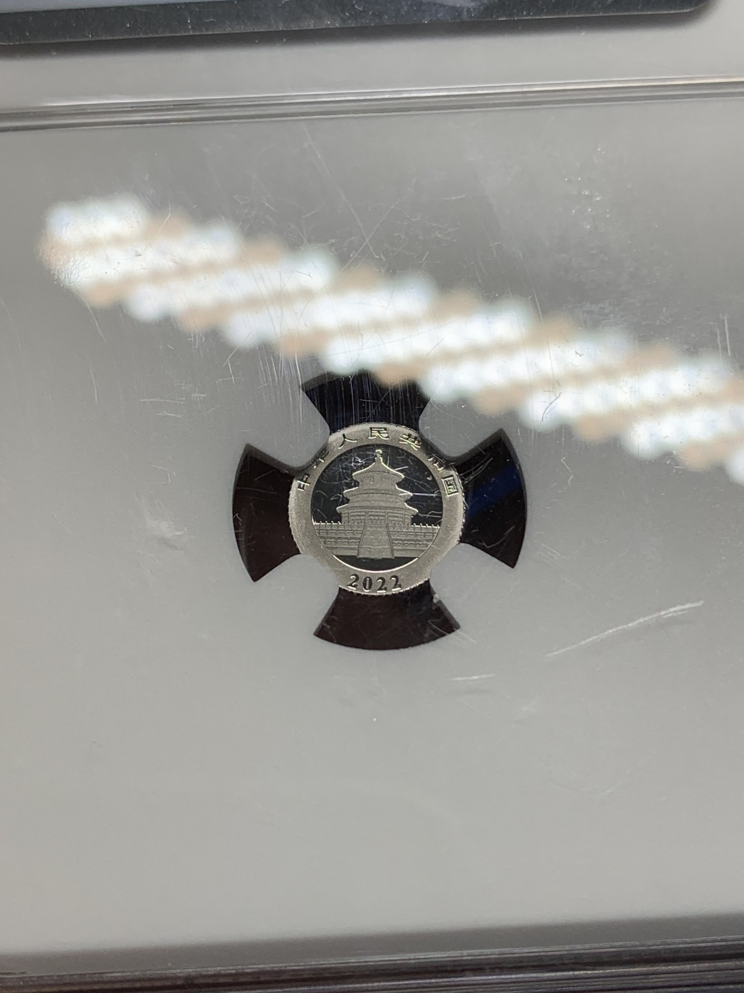 《竞宝斋》三少爷老婆本专场-第156场 (全场包邮) NGC MS70 中国2022年熊猫30元铂金纪念币，满分不易。1g铂金币，熊猫金币发型40周年标签