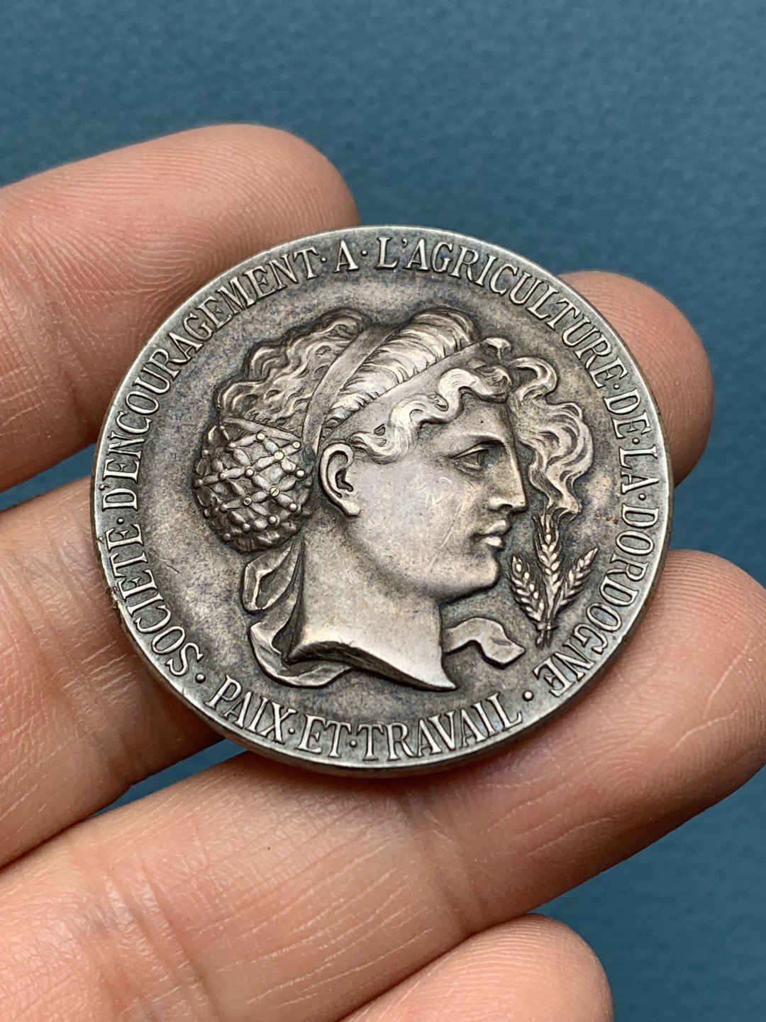 《竞宝斋》三少爷老婆本专场-第156场 (全场包邮) 法国20世纪初谷物女神头像银章，丰饶角+ARGENT边铭，直径36mm，重量22.84g，带原盒。泛黑包浆，很有年代感