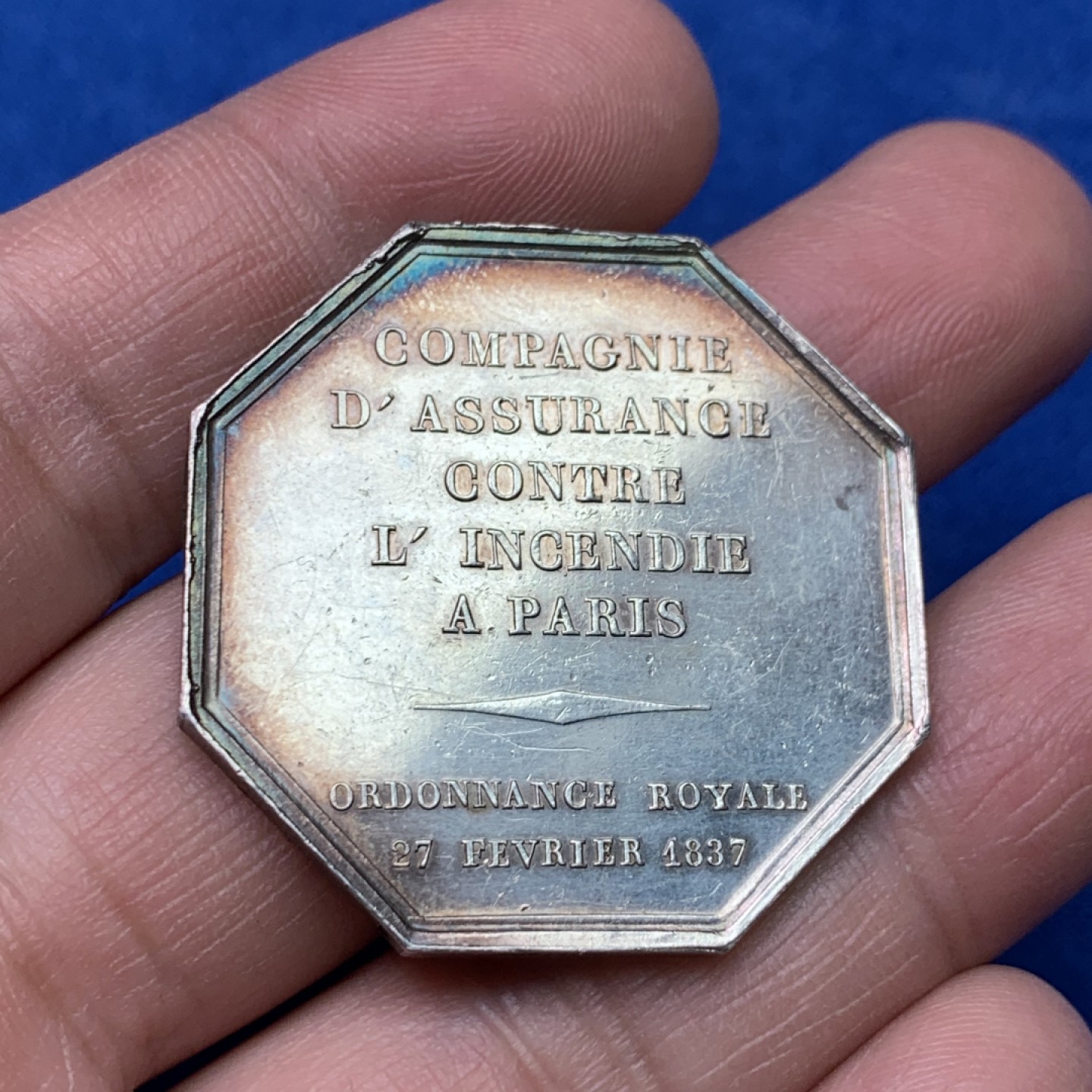 《竞宝斋》三少爷老婆本专场-第156场 (全场包邮) 法国1837年巴黎火灾保险公司八角代用银币，对边直径36.5mm，重量19.34g。UNC好品相