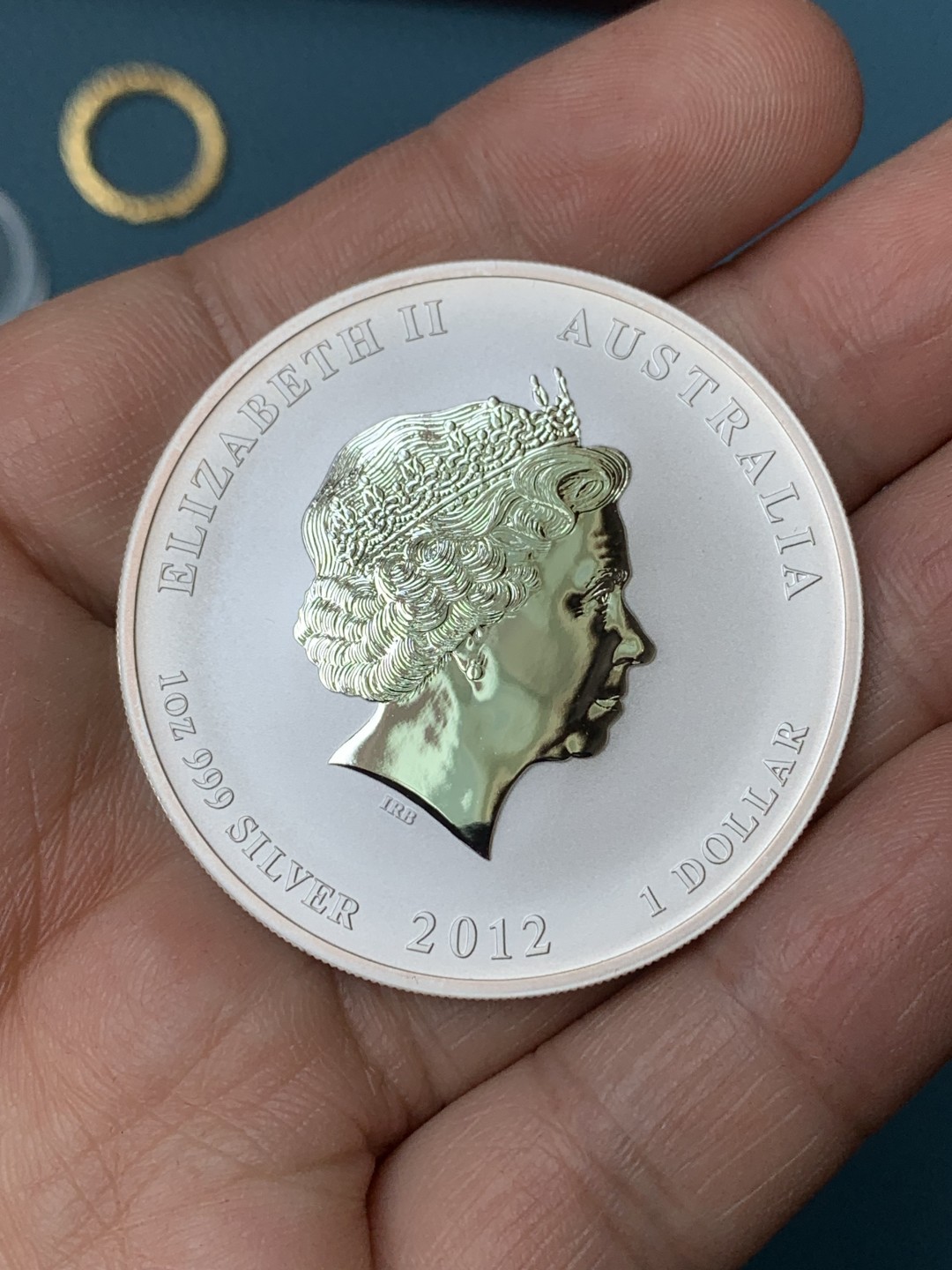 《竞宝斋》三少爷老婆本专场-第156场 (全场包邮) 澳大利亚2012年龙年生肖彩色金银币1元、15元套装，原盒带证书。1/10oz彩色金币+1oz彩色银币，包装精美。澳大利亚珀斯铸币局铸造，最近上海黄金交易所暴雷的主角，妥妥的热门品种。