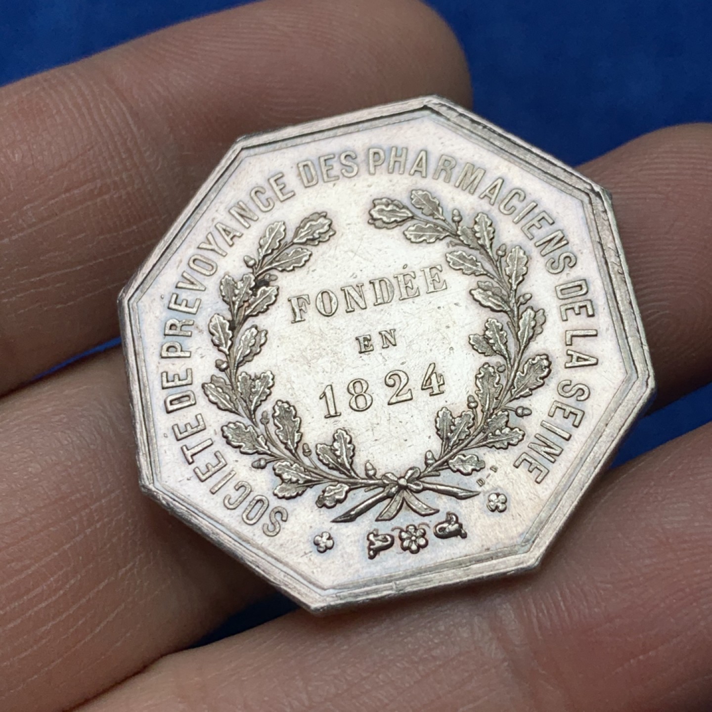 《竞宝斋》三少爷老婆本专场-第156场 (全场包邮) 法国1853年塞纳河药剂师协会八角代用银币，丰饶角+ARGENT边铭，对边直径32.5mm，重量16g。UNC好品相