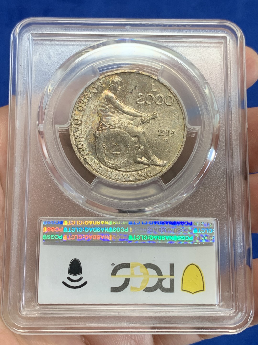 《竞宝斋》三少爷老婆本专场-第156场 (全场包邮) PCGS金盾 MS67 意大利1999年罗马国家博物馆纪念2000里拉银币，淡金彩包浆，很漂亮