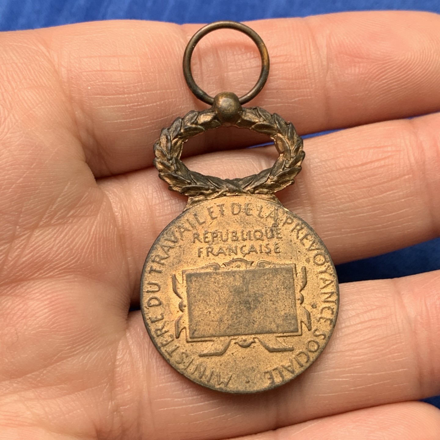 《竞宝斋》三少爷老婆本专场-第156场 (全场包邮) 法国铜质勋章，圆形部分直径27mm