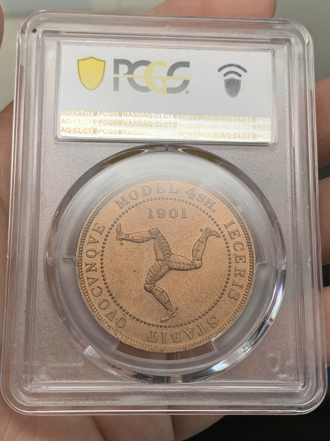 《竞宝斋》三少爷老婆本专场-第156场 (全场包邮) PCGS金盾 PR65RD 马恩岛“1901”年维多利亚女王披纱头像三条腿图案4先令精制大铜币，后铸珍惜币。唯一冠军分