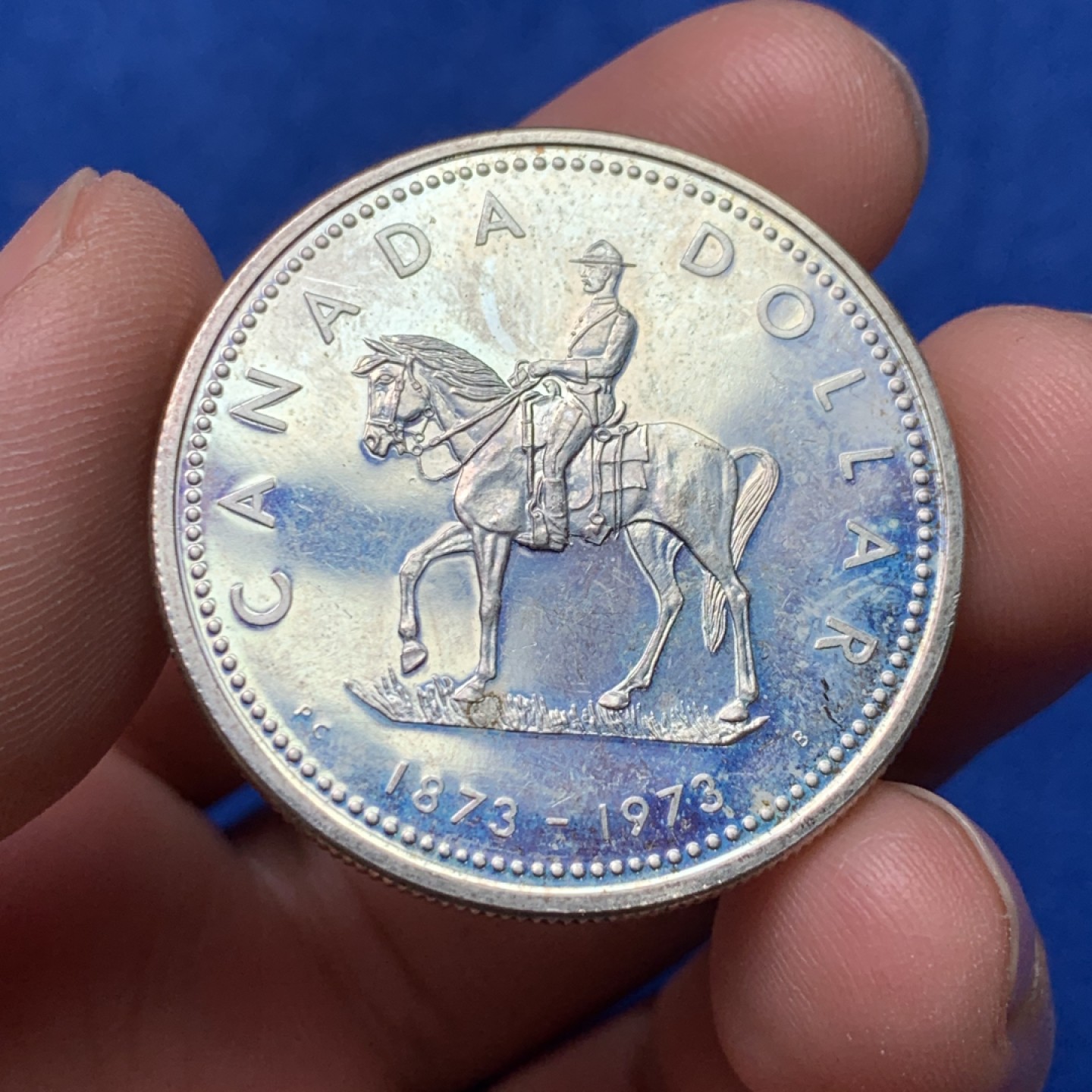 《竞宝斋》三少爷老婆本专场-第156场 (全场包邮) 加拿大1973年皇家骑警成立100周年纪念1元银币，漂亮的彩色包浆