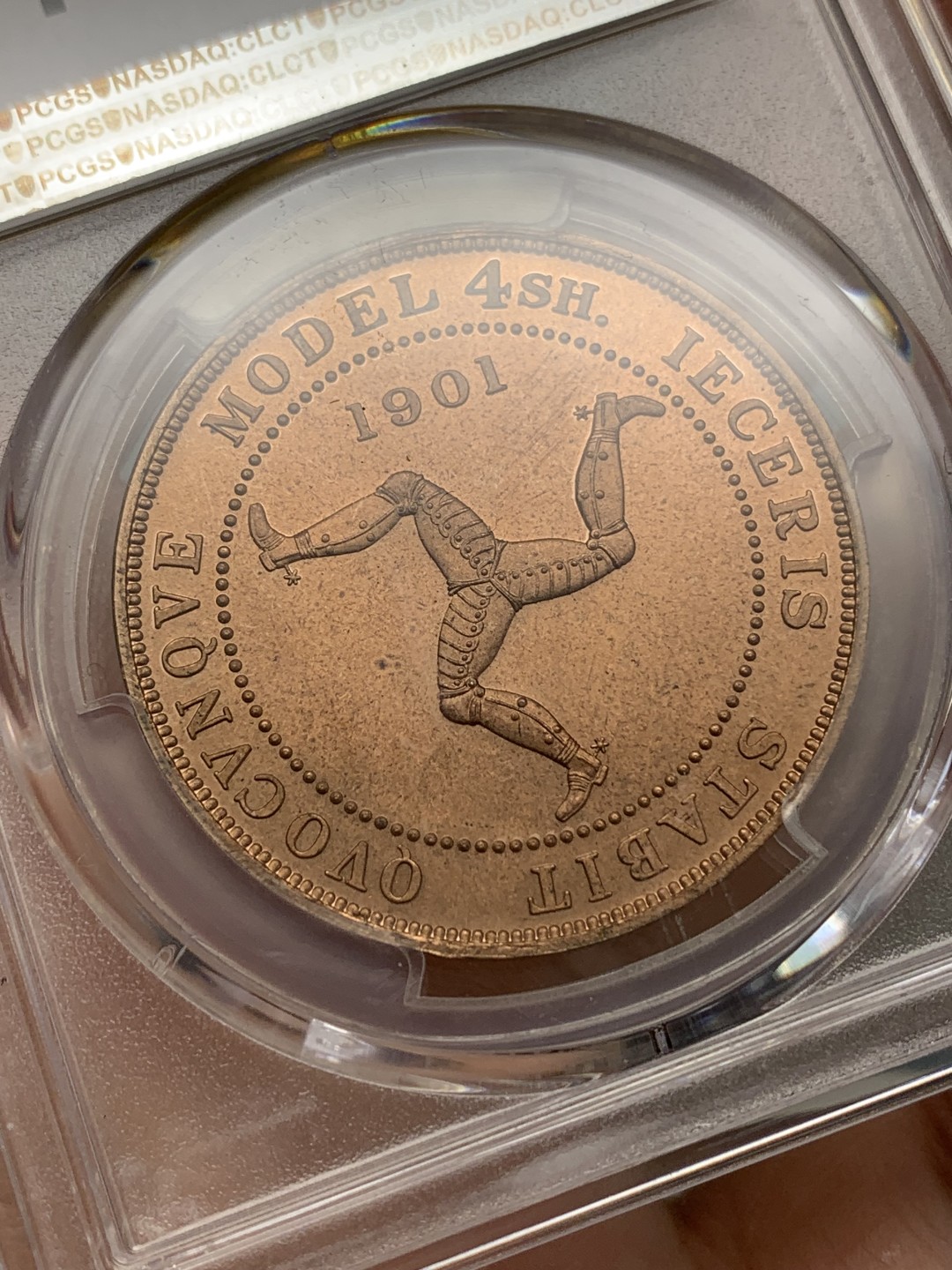 《竞宝斋》三少爷老婆本专场-第156场 (全场包邮) PCGS金盾 PR65RD 马恩岛“1901”年维多利亚女王披纱头像三条腿图案4先令精制大铜币，后铸珍惜币。唯一冠军分