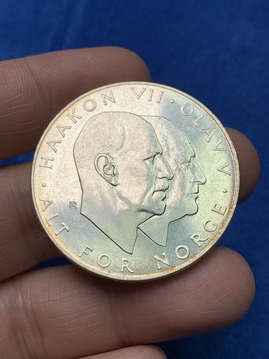 《竞宝斋》三少爷老婆本专场-第156场 (全场包邮) 挪威1970年二战胜利25周年纪念25克朗大银币一对，原光和淡金包浆各一枚。875银，直径39mm，重量29g