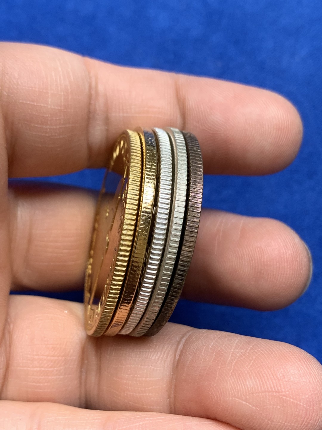 《竞宝斋》三少爷老婆本专场-第156场 (全场包邮) 元首头像纪念章5枚。普制镀金、精制镀金、普制镀银、精制镀银各一枚，另有一枚少见的元首和墨索里尼的