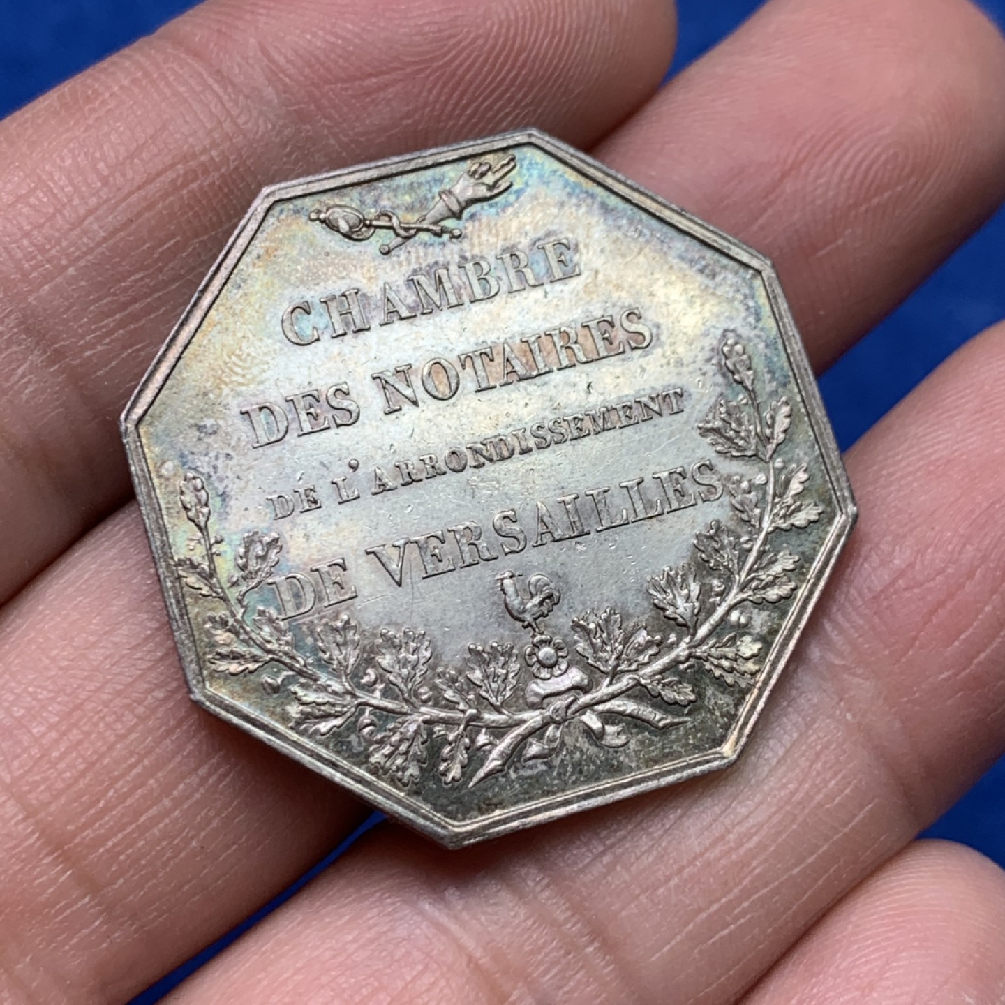 《竞宝斋》三少爷老婆本专场-第156场 (全场包邮) 法国19世纪少见菲利普一世国王正面头像凡尔赛区公证人协会八角代用银币，油灯边铭，对边直径33mm，重量14.6g。UNC好品相