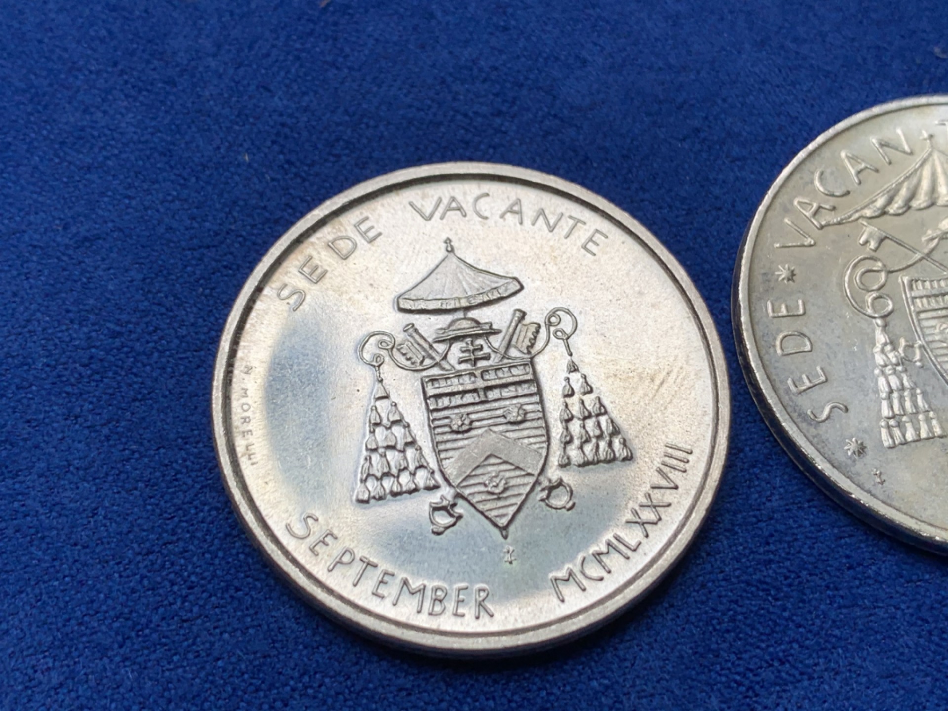 《竞宝斋》三少爷老婆本专场-第156场 (全场包邮) 梵蒂冈1978年教皇缺位500里拉银币一对，两个版