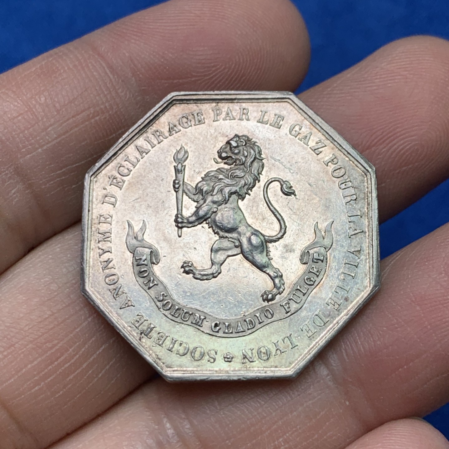 《竞宝斋》三少爷老婆本专场-第156场 (全场包邮) 法国1836年里昂气体照明公司八角代用银币，油灯边铭，对边直径31.5mm，重量15.34g。少见品种，UNC好品相