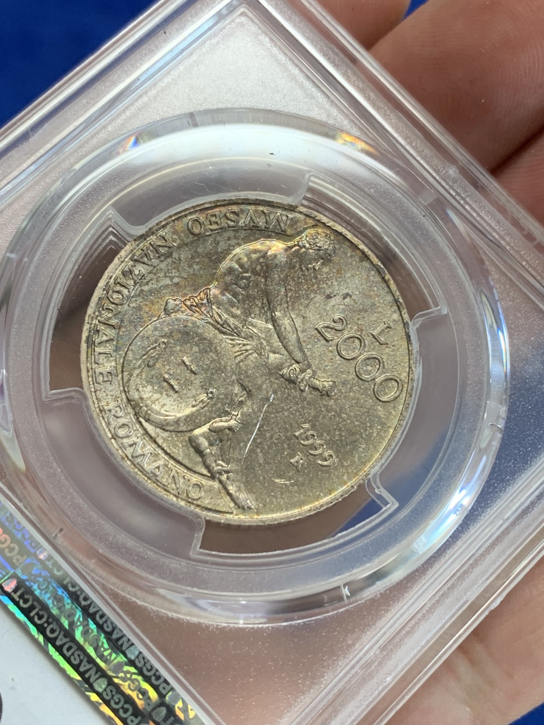 《竞宝斋》三少爷老婆本专场-第156场 (全场包邮) PCGS金盾 MS67 意大利1999年罗马国家博物馆纪念2000里拉银币，淡金彩包浆，很漂亮