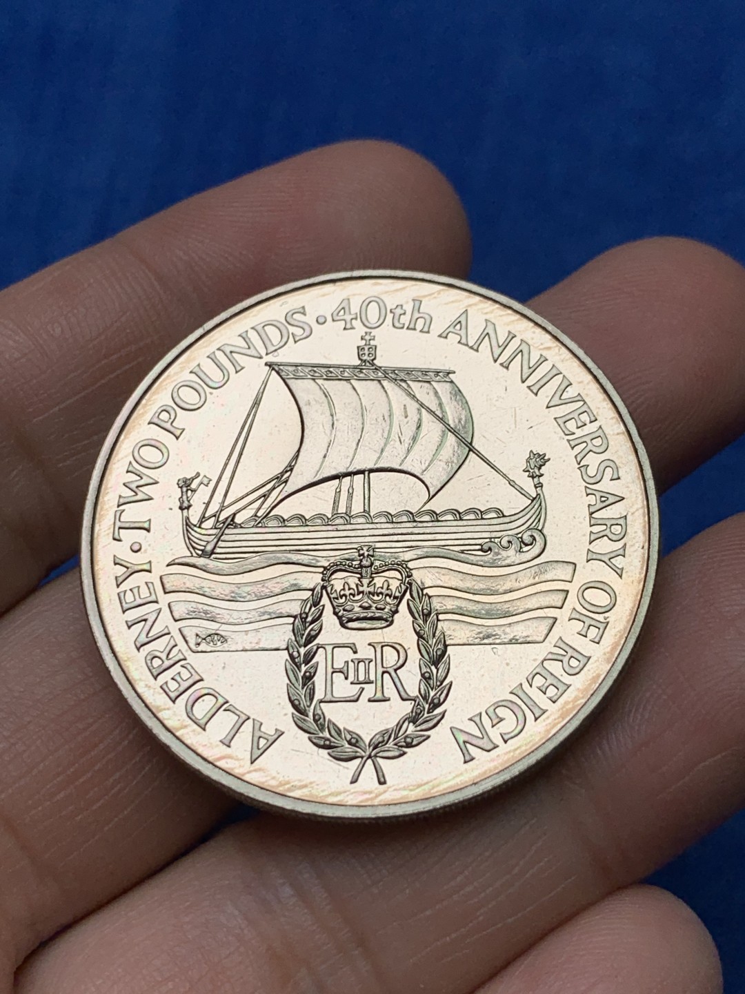 《竞宝斋》三少爷老婆本专场-第156场 (全场包邮) 圣赫勒拿和阿森松1986年50便士、奥尔德尼1992年2镑克朗大镍币一对