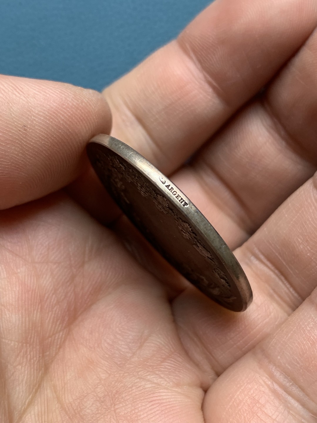 《竞宝斋》三少爷老婆本专场-第156场 (全场包邮) 法国20世纪初谷物女神头像银章，丰饶角+ARGENT边铭，直径36mm，重量22.84g，带原盒。泛黑包浆，很有年代感