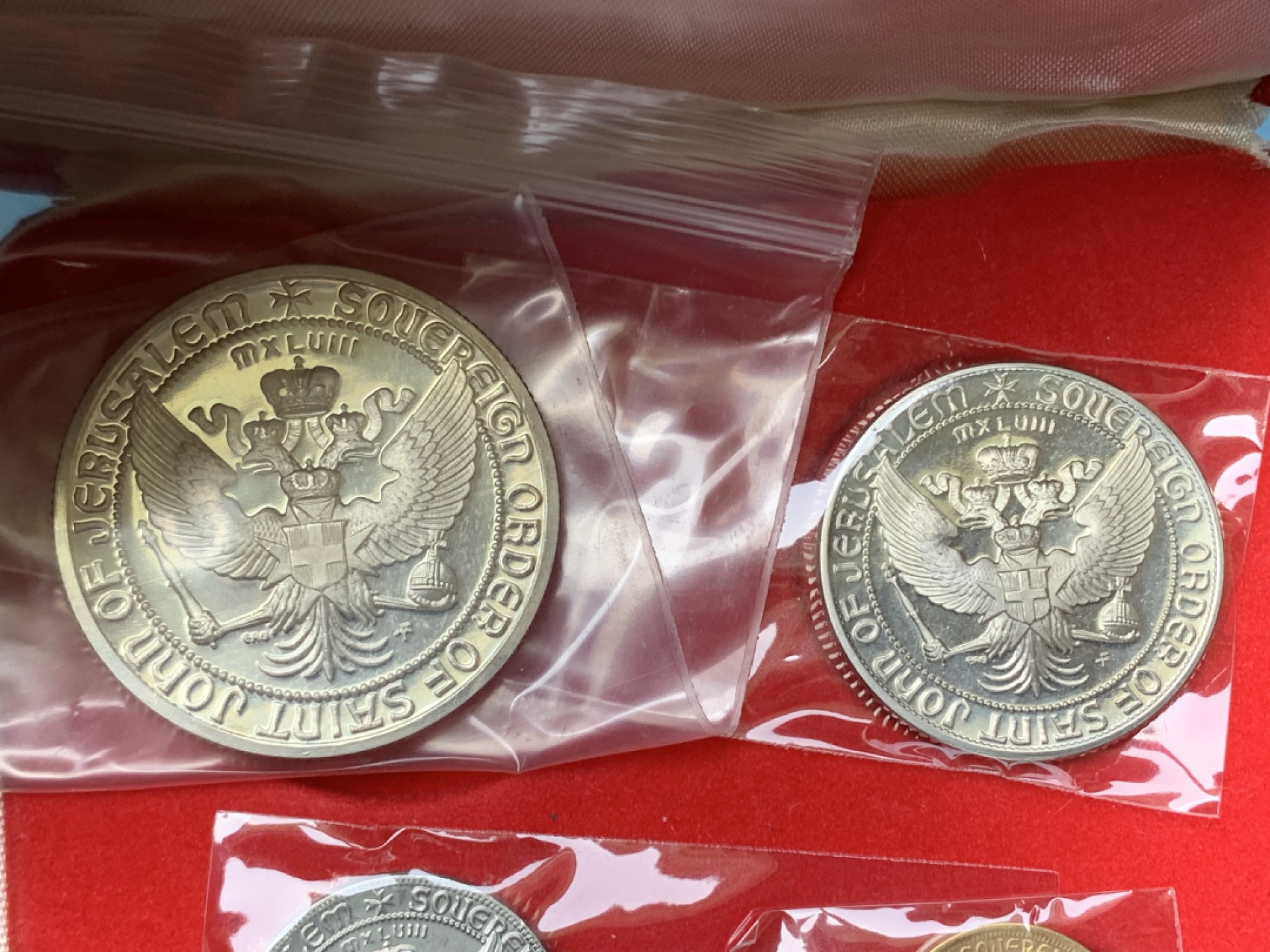 《竞宝斋》三少爷老婆本专场-第156场 (全场包邮) 马耳他1965年圣约翰骑士团大围攻胜利400周年纪念精制币4枚套，带原盒。1铜币2镍币1银币，其中，1泽奇诺为银币