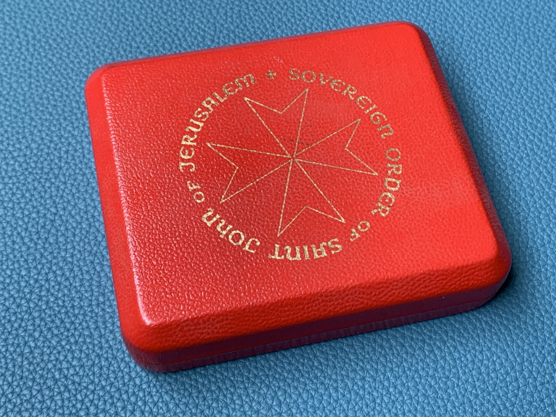 《竞宝斋》三少爷老婆本专场-第156场 (全场包邮) 马耳他1965年圣约翰骑士团大围攻胜利400周年纪念精制币4枚套，带原盒。1铜币2镍币1银币，其中，1泽奇诺为银币