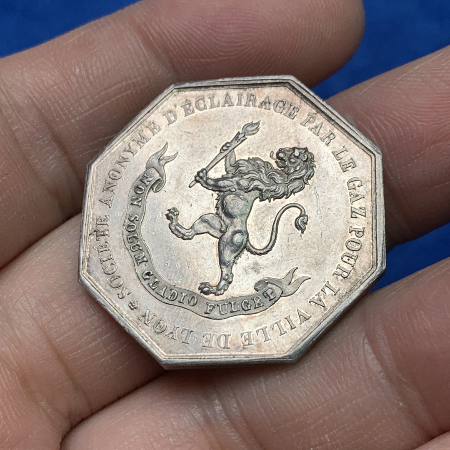 《竞宝斋》三少爷老婆本专场-第156场 (全场包邮) 法国1836年里昂气体照明公司八角代用银币，油灯边铭，对边直径31.5mm，重量15.34g。少见品种，UNC好品相