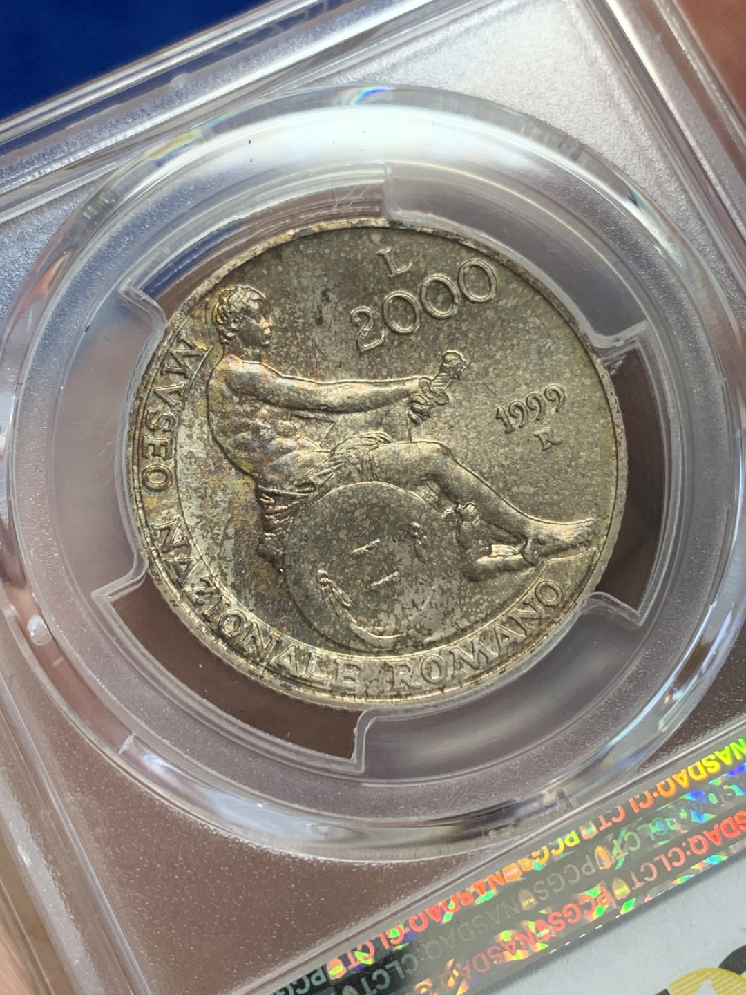 《竞宝斋》三少爷老婆本专场-第156场 (全场包邮) PCGS金盾 MS67 意大利1999年罗马国家博物馆纪念2000里拉银币，淡金彩包浆，很漂亮