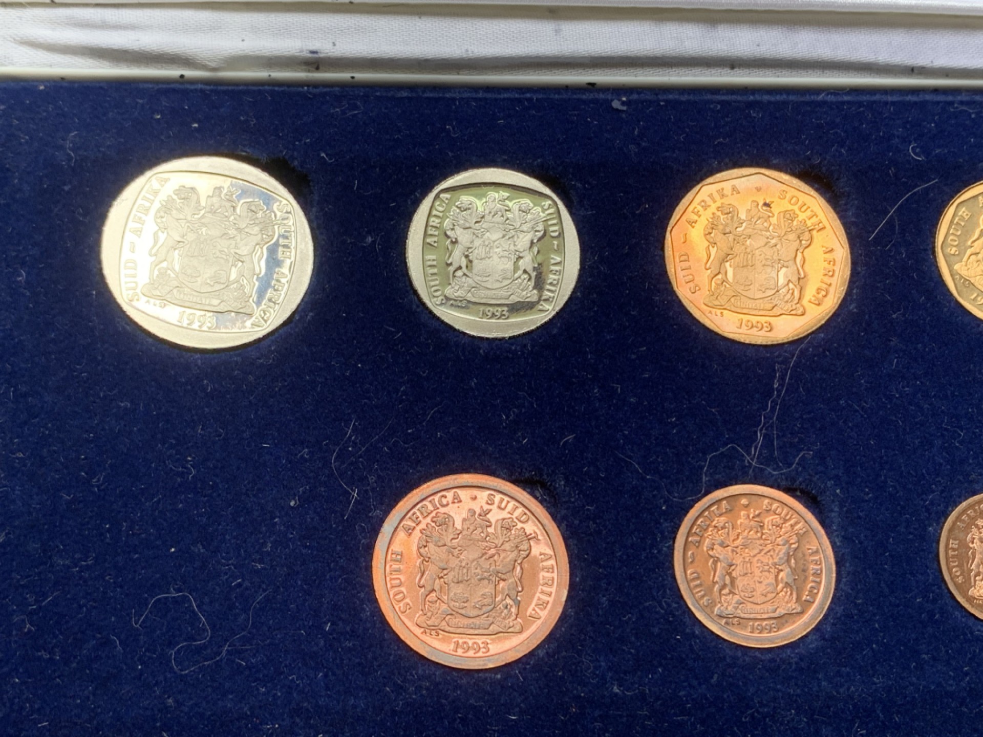 《竞宝斋》三少爷老婆本专场-第156场 (全场包邮) 南非1993年精制币8枚套，带原盒。盒子损坏了，后部突出俩针，小心扎手