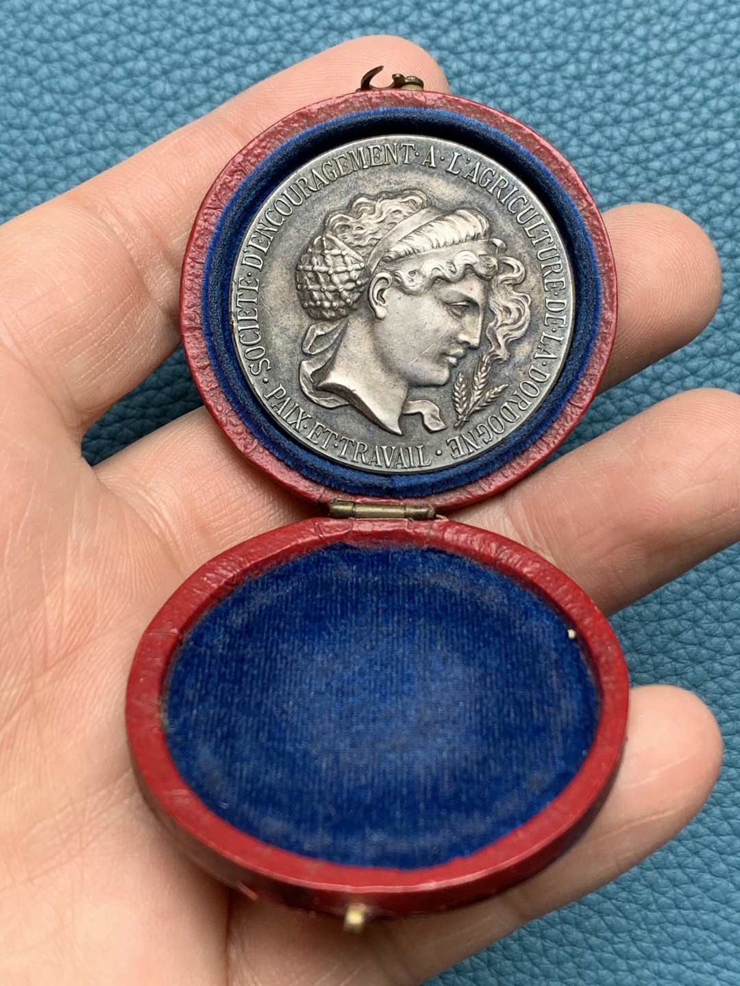 《竞宝斋》三少爷老婆本专场-第156场 (全场包邮) 法国20世纪初谷物女神头像银章，丰饶角+ARGENT边铭，直径36mm，重量22.84g，带原盒。泛黑包浆，很有年代感