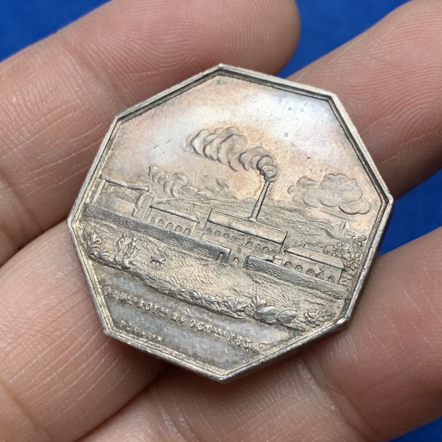 《竞宝斋》三少爷老婆本专场-第156场 (全场包邮) 法国1836年里昂气体照明公司八角代用银币，油灯边铭，对边直径31.5mm，重量15.34g。少见品种，UNC好品相