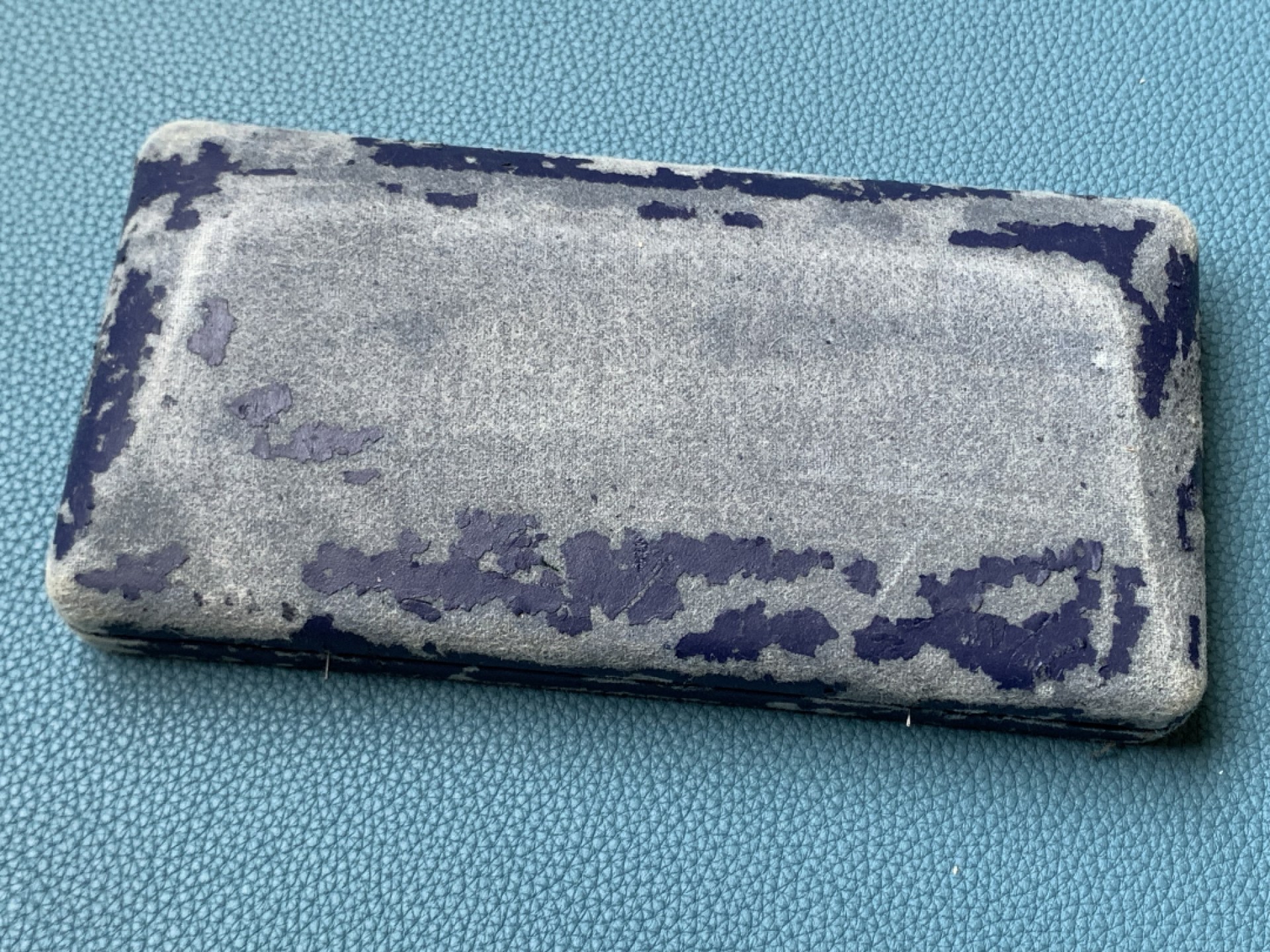 《竞宝斋》三少爷老婆本专场-第156场 (全场包邮) 南非1993年精制币8枚套，带原盒。盒子损坏了，后部突出俩针，小心扎手