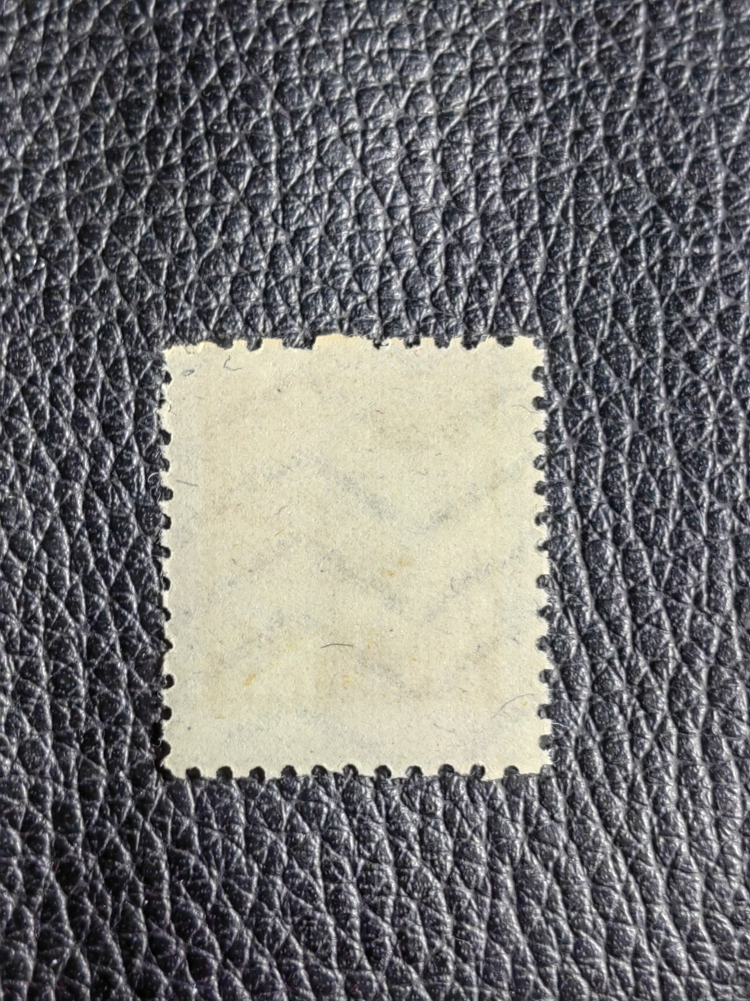 洪涛臻品批发群  精选邮票限时拍卖第二百四十三期 普2东北贴用  面值2500元一枚，上品软折等，1950年新中国成立发行的第一组普票，年代久远，具有较高的收藏意义，全品可评级，喜欢不要错过