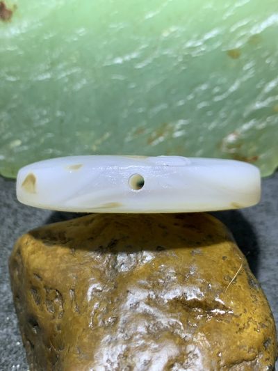 精美亚光高玉化海洋玉髓手工俏色巧雕一心向佛意境板珠一个！ 精美亚光高玉化海洋玉髓手工俏色巧雕一心向佛意境板珠一个！