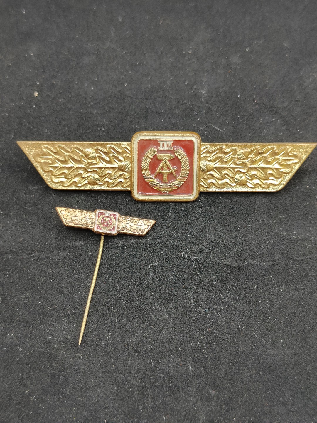 全场0元起拍 第49期 咸鱼国勋章拍卖专场 4月23日（周三）下午6：00开始 东德63版三级通用技能章带mini章